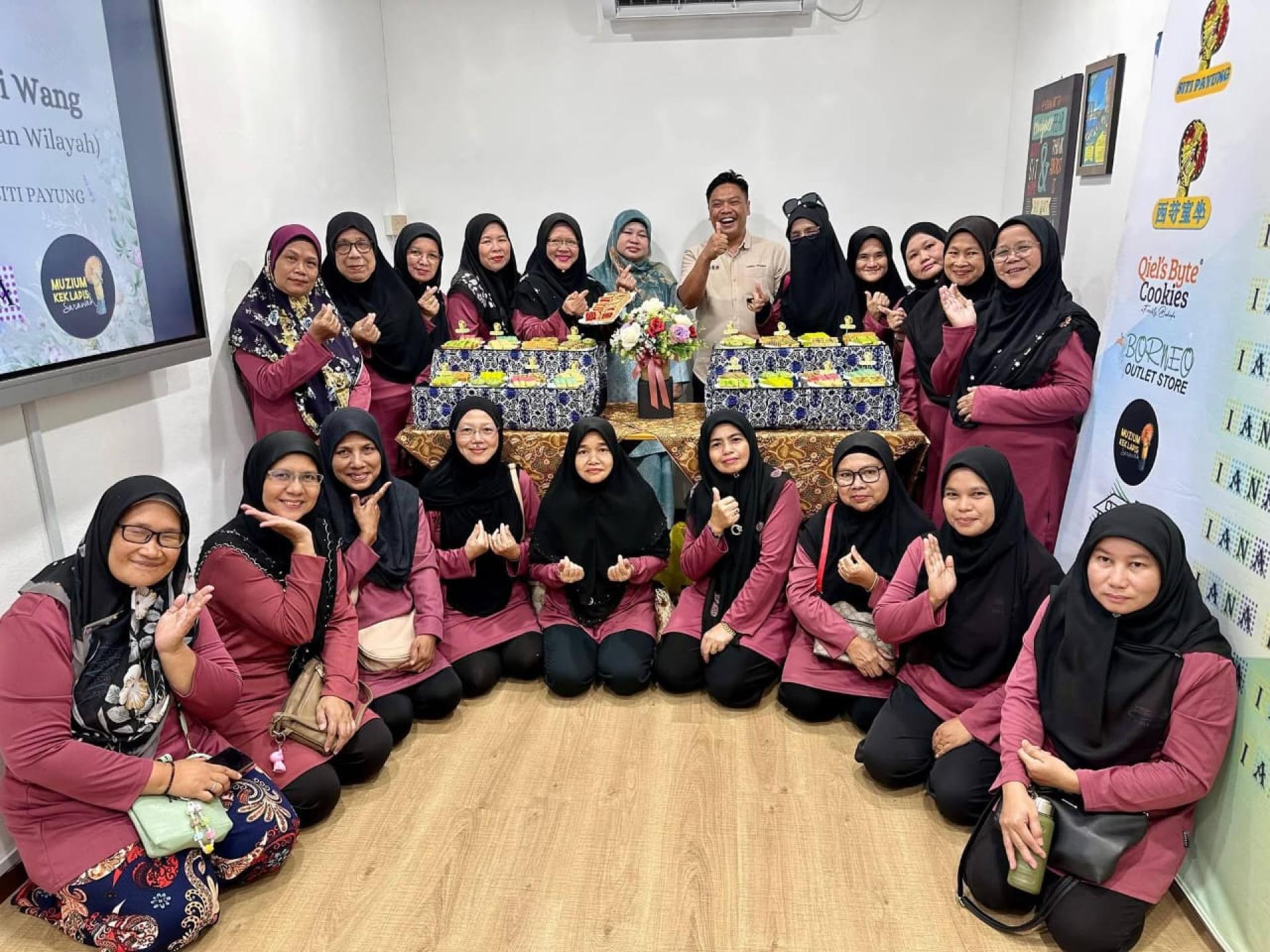 学员们认真聆听有关砂拉越千层蛋糕产业发展的讲解后，与Siti Payung企业东主哈菲斯（后排右6）合影。