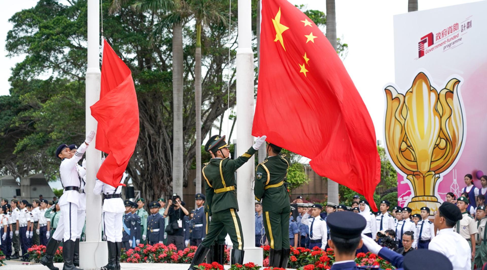 5月4日，香港各界青少年活动委员会组织1200名青少年在金紫荆广场举行“五四”升旗礼，以纪念红军长征胜利90周年。（图：中新社）