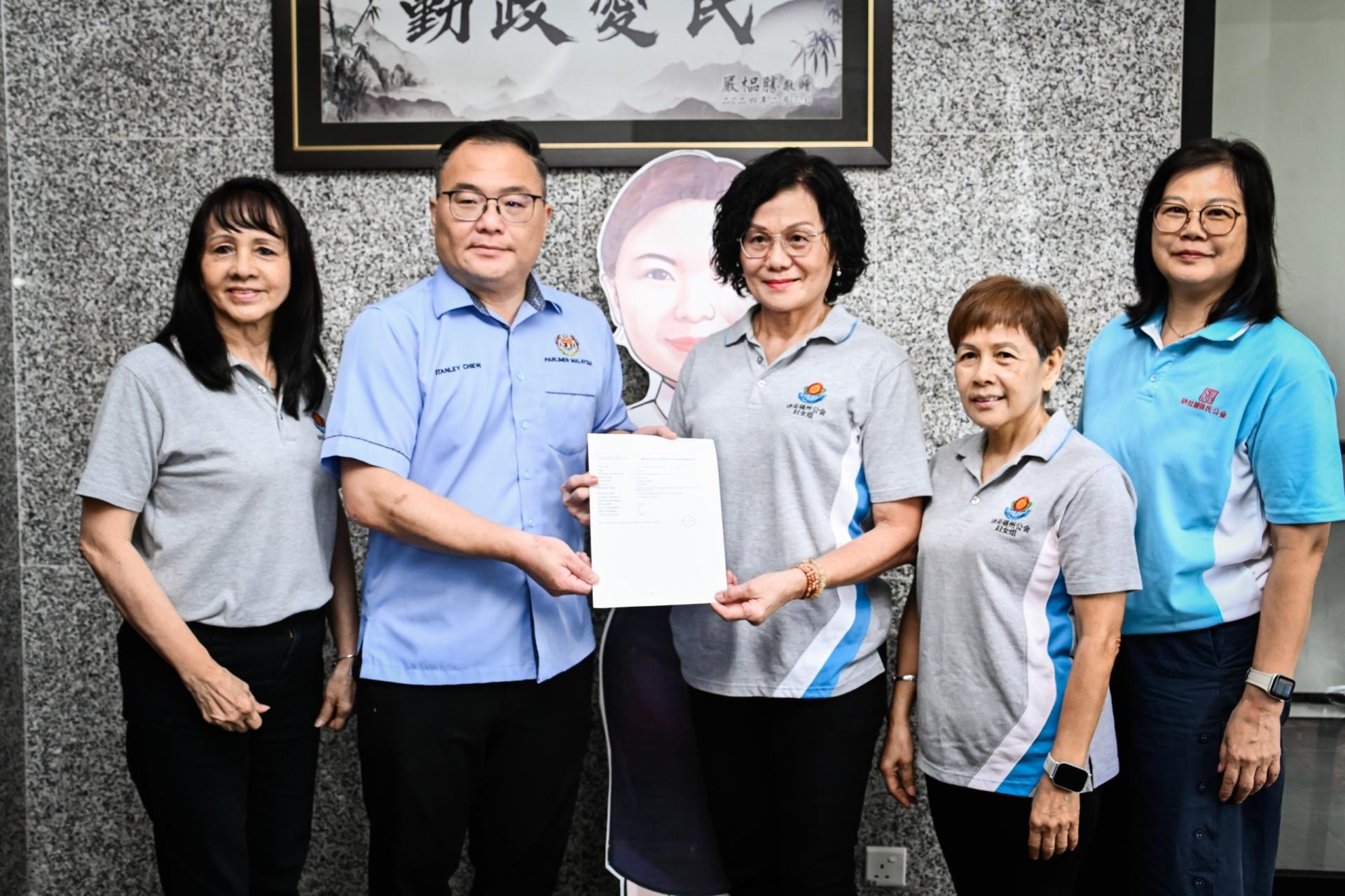 刘强燕机要秘书周俊毅代为颁发援助金与发展金。