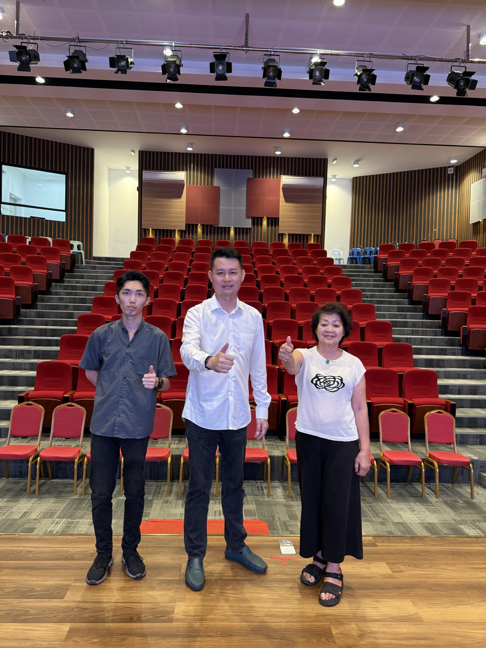 SPM A+ 教育工作坊筹备会主席林思健（中）在巡视位于培民中学的工作坊场地后和协办单位 L & P 升学辅导中心负责人林芳仙合影。