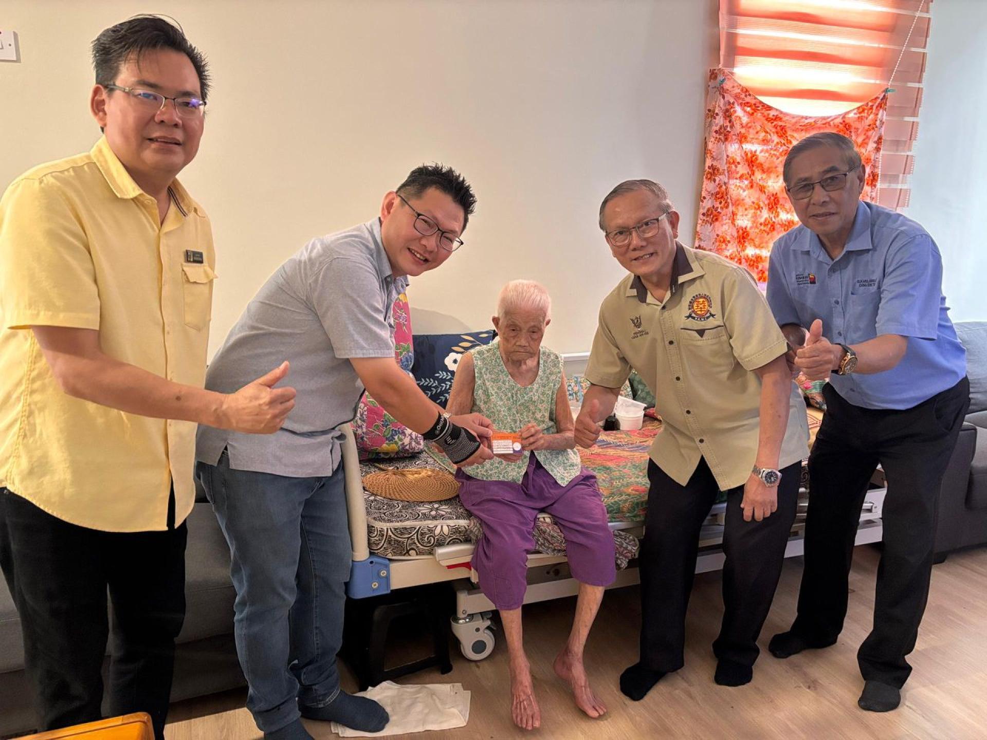 左起甲必丹郭贵华、郑志国市议员及黄金凤。而右起为莊诚德及本固魯严安干。