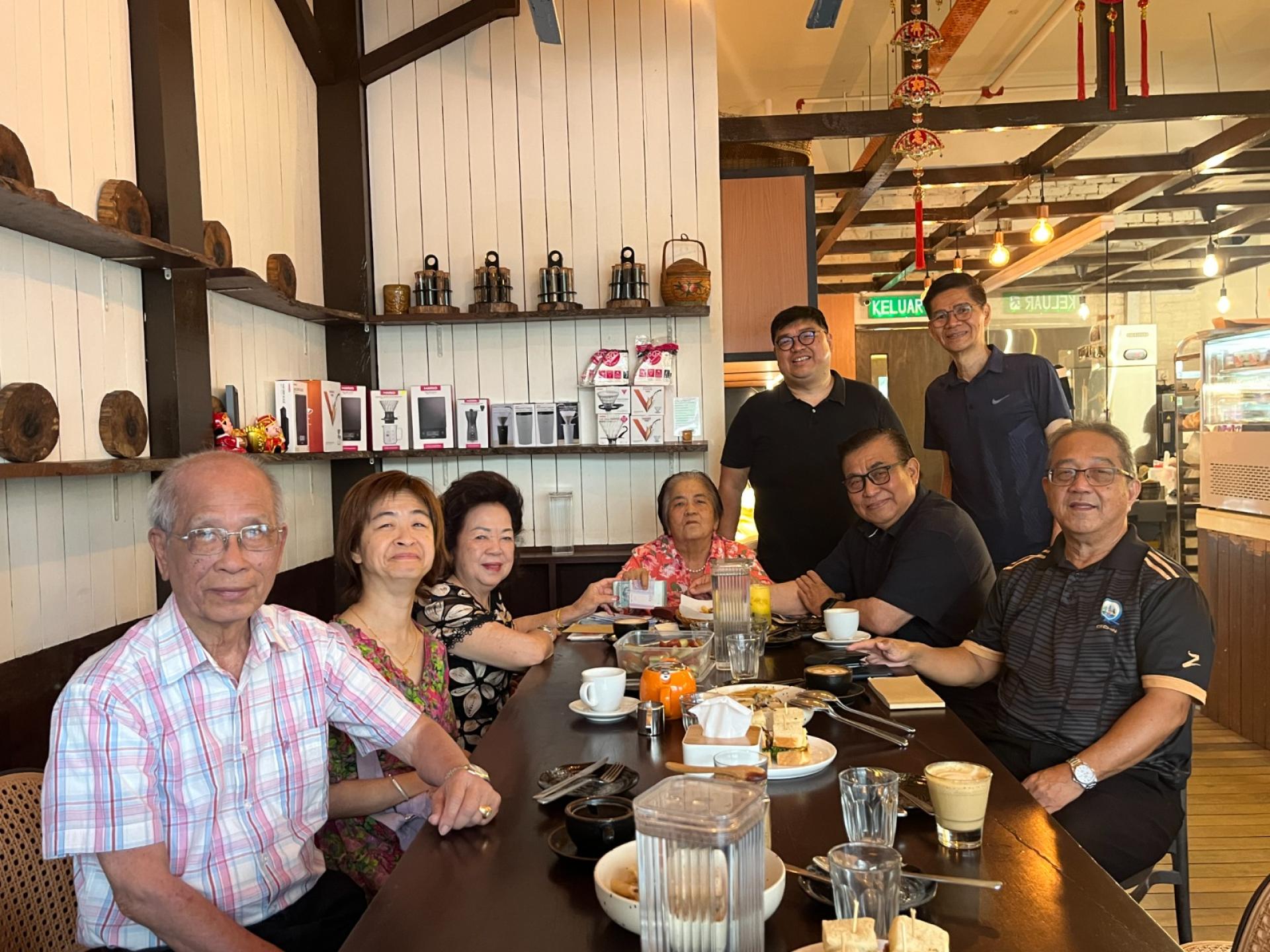 热心华教的蔡春莲（左3）移交捐款予埔公董事长本固鲁蔡刚明。右1为署理董事长陈福金，站者右为埔公校长朱光武。