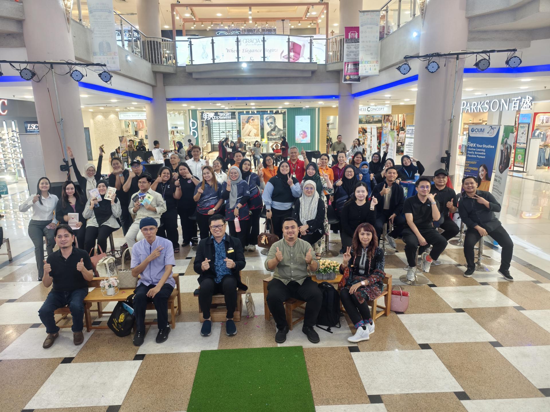 闭幕嘉宾美里市政局旅游发展工作小组主席兼美里市议员范宏祥（前排中）与主办单位、嘉宾及参与者在“2026年可持续文学嘉年华：美里文学之城”闭幕仪式上合影留念。