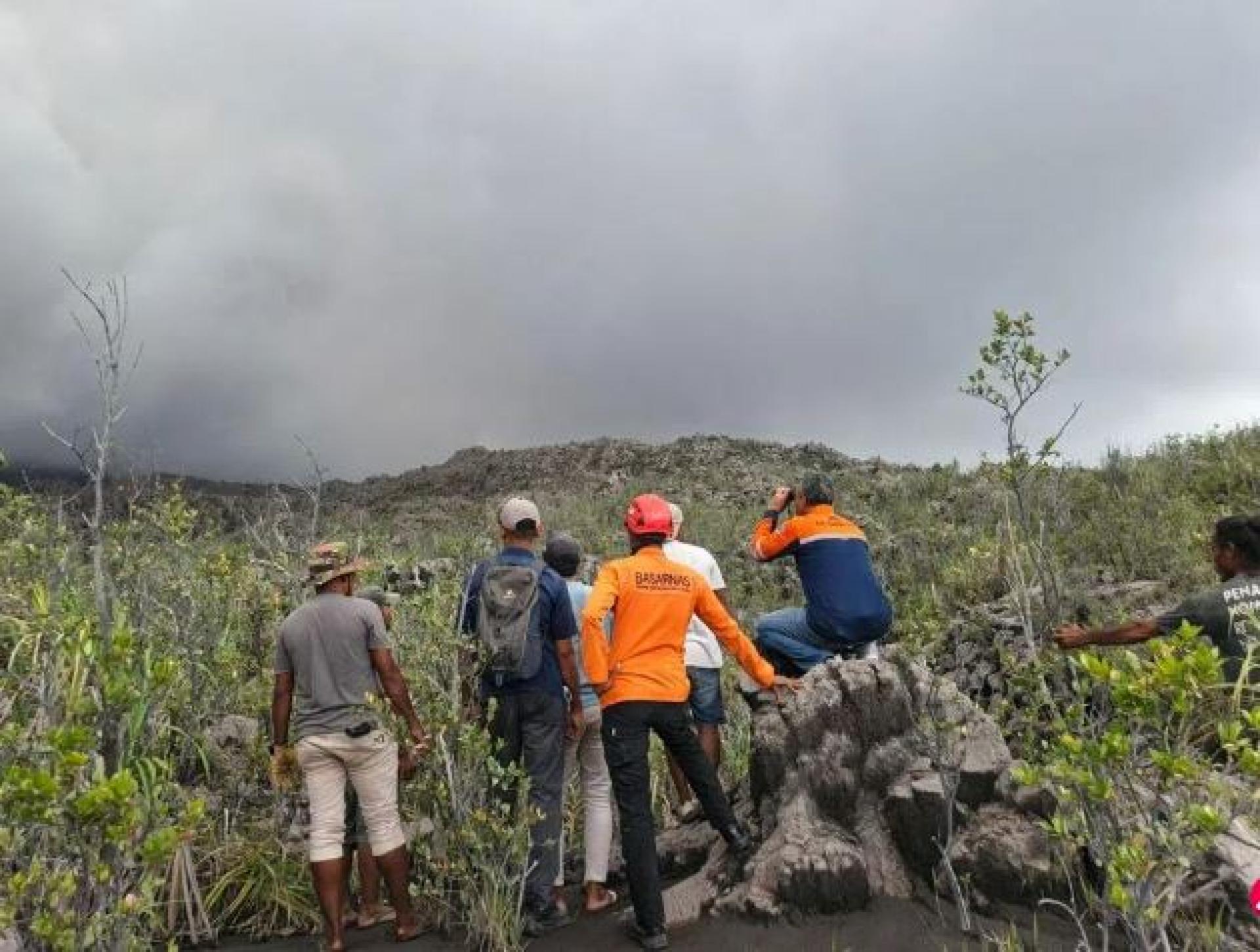 印尼北马鲁古省北哈马黑拉县杜科诺火山喷发后，救援人员在现场待命，随时展开搜救行动。