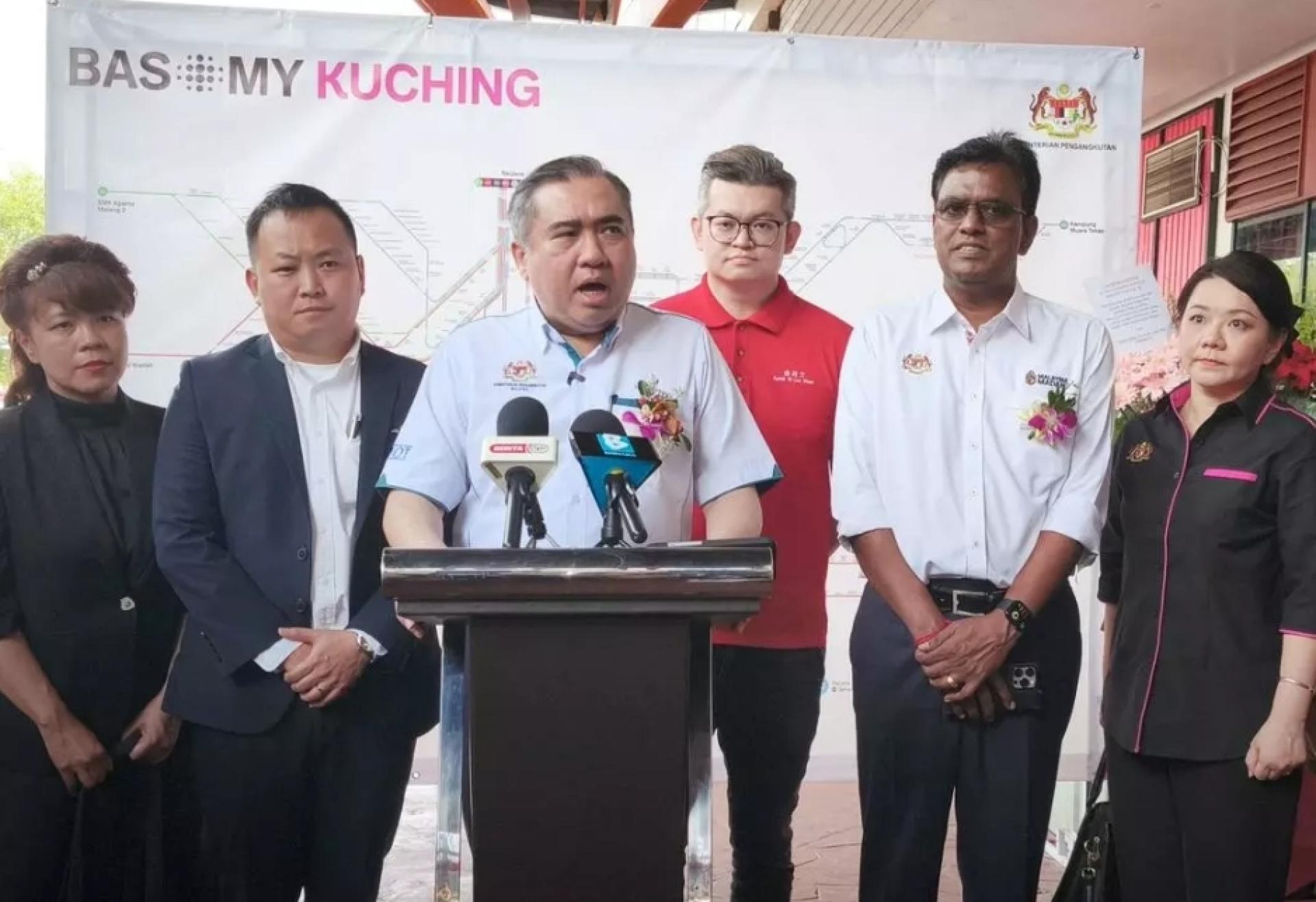 陆兆福今日在古晋推展6条全新的“Bas.My Kuching”路线。