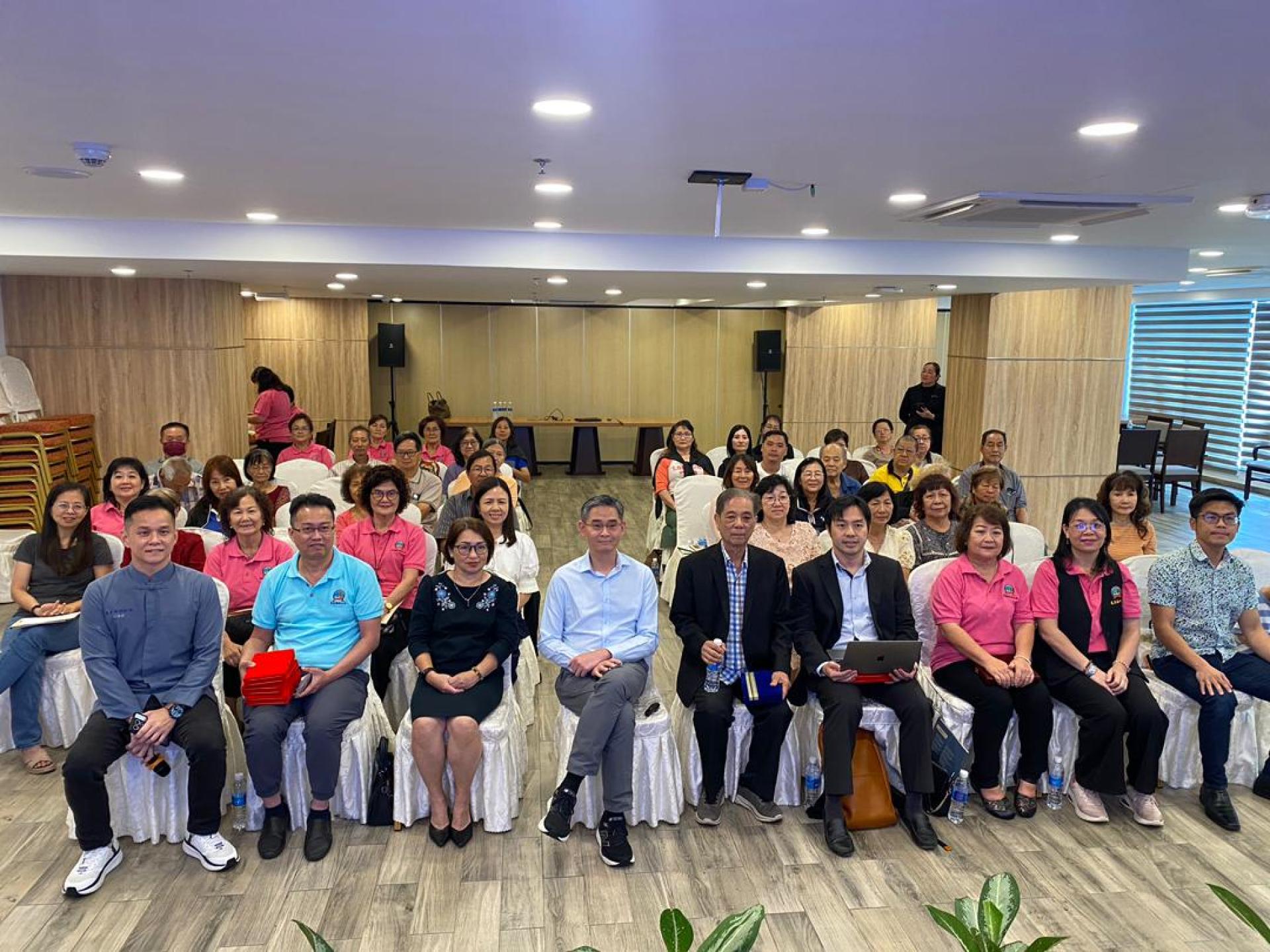 美里福州公会健康讲座合照。右起为福州公会青年团团长罗立原、筹备会主席方玉梅、妇女组主任黄优芳、新加坡鹰阁医院肝胆胰外科高级顾问汤永贤医生、福州公会主席黄志滨、新加坡百汇癌症中心肿瘤内科高级顾问徐英杰医生、古晋CanHOPE 东马区经理兼辅导员陈丽珠、福州公会财政黄新昇以及秘书陈德毅。