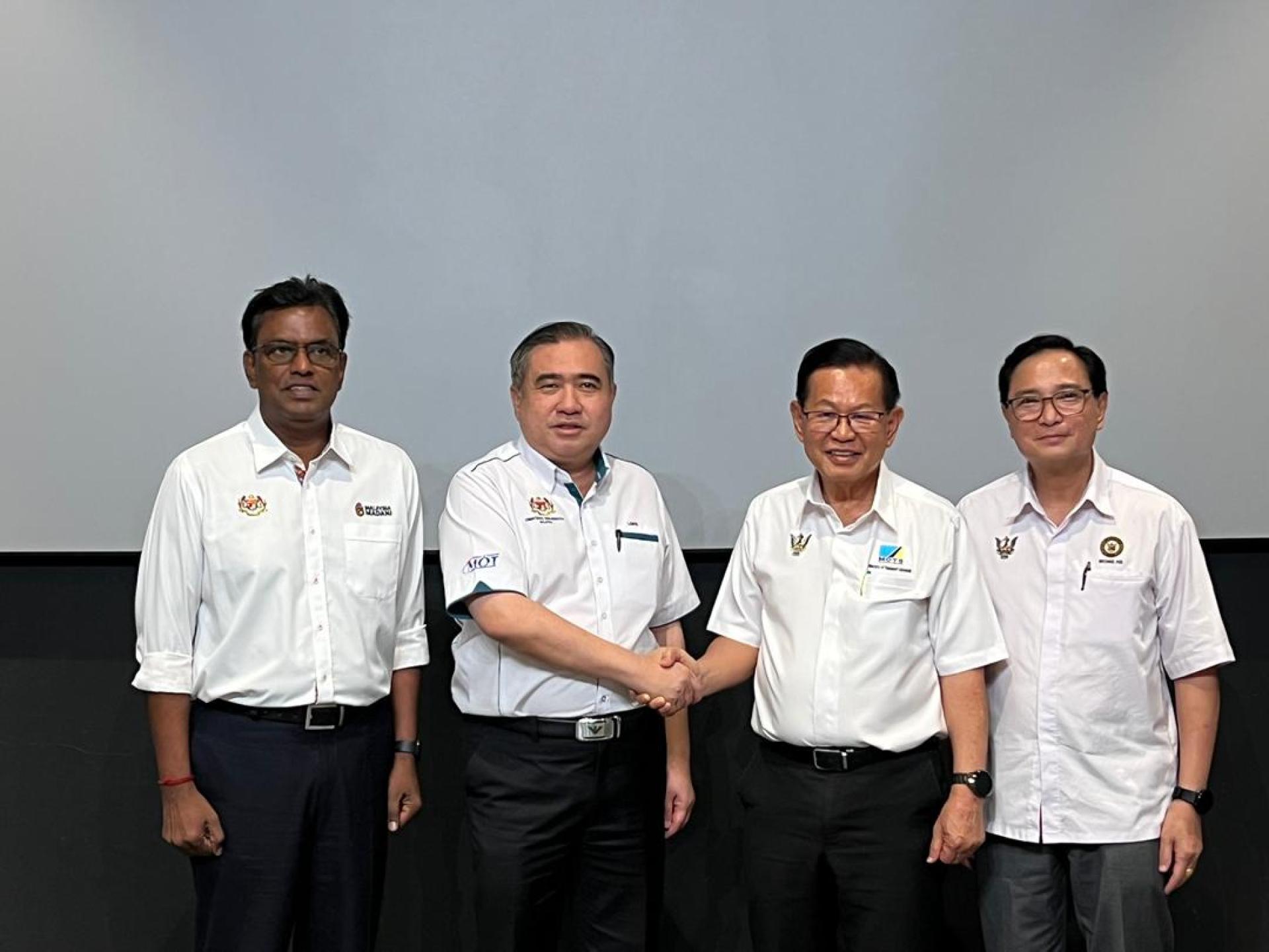 午餐交流会后合影。左起为马来西亚交通部秘书长拿督斯里Jana Santhiran Muniayan、交通部长陆兆福、砂拉越交通部长拿督斯里李景胜，以及砂拉越交通部常务秘书拿督黄希胜。
