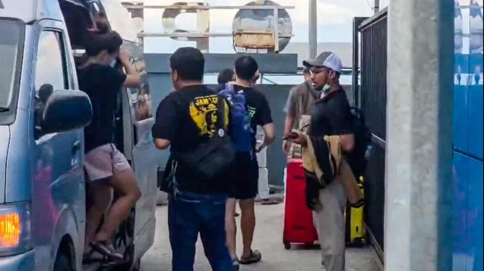 在印度尼西亚杜科诺火山喷发事故中逃生的七名新加坡人，星期六（5月9日）下午抵达索菲菲，乘快艇前往特尔纳特。他们将于星期天（10日）回返国门。