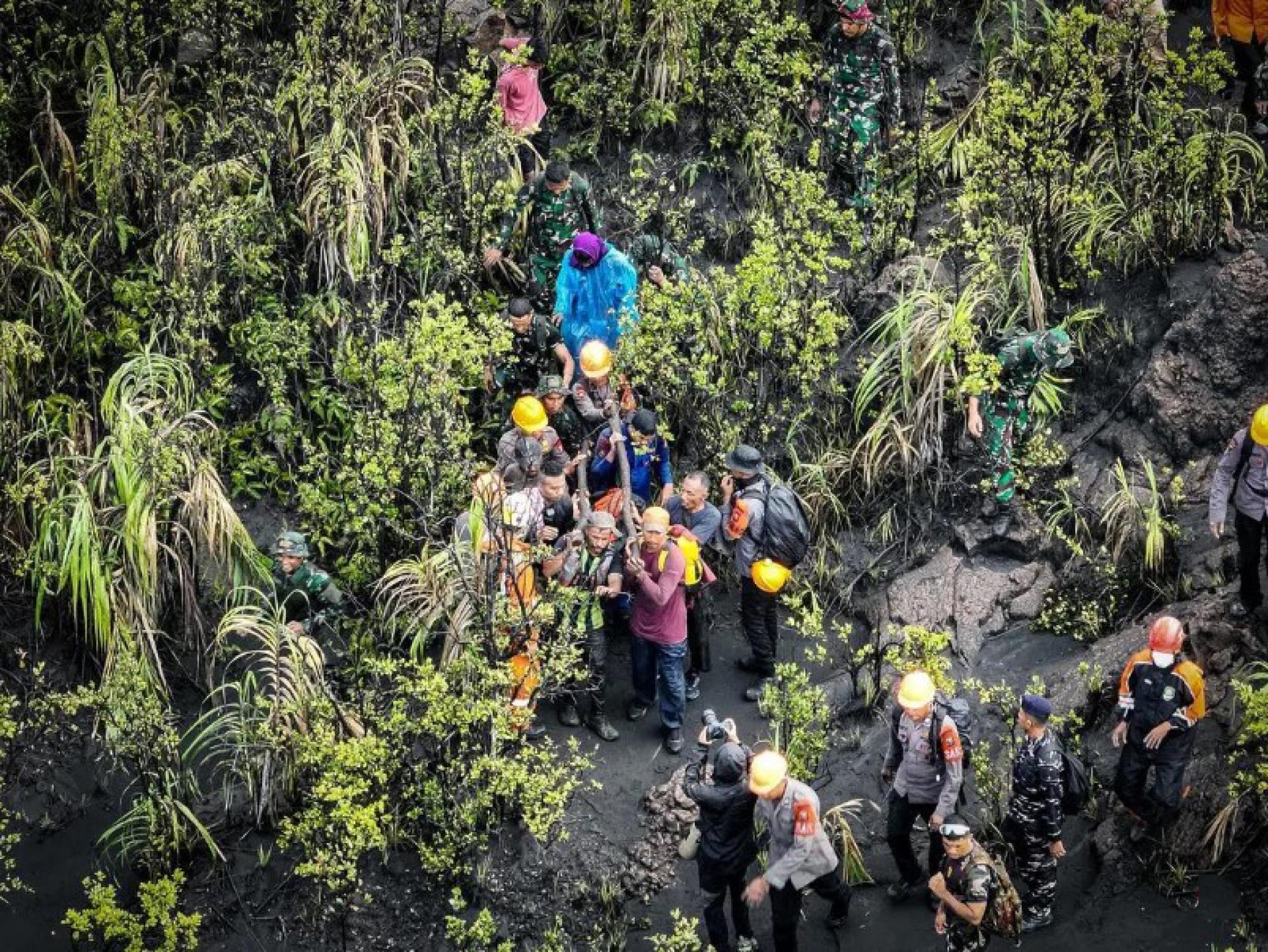 印尼搜救人员周六寻获一名失联的印尼公民，证实她已死亡，当天将遗体运下山。