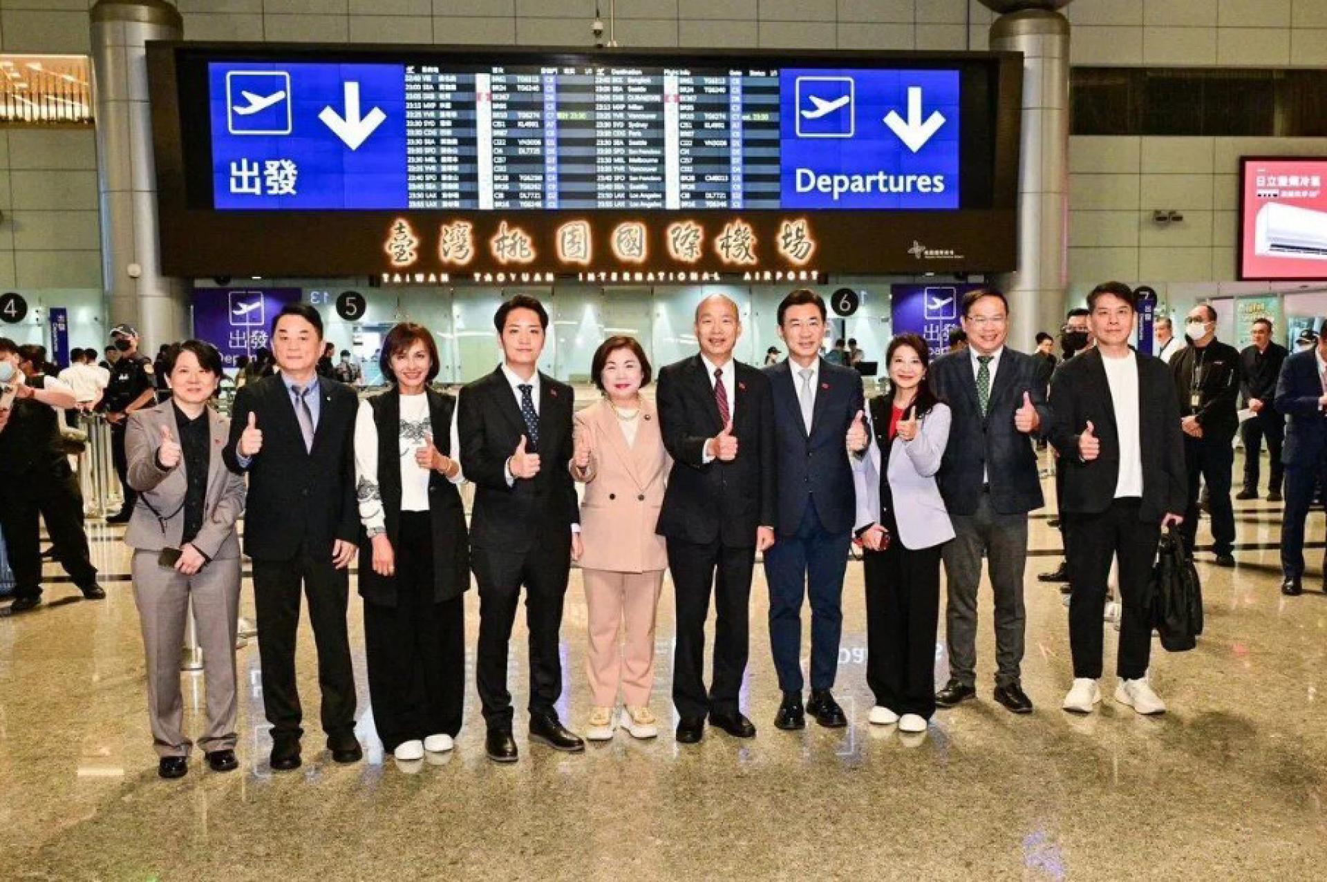 台湾立法院长韩国瑜（右5）星期六（5月9日）率跨党派访团前往法国和英国，展开为期多日的外交行程。