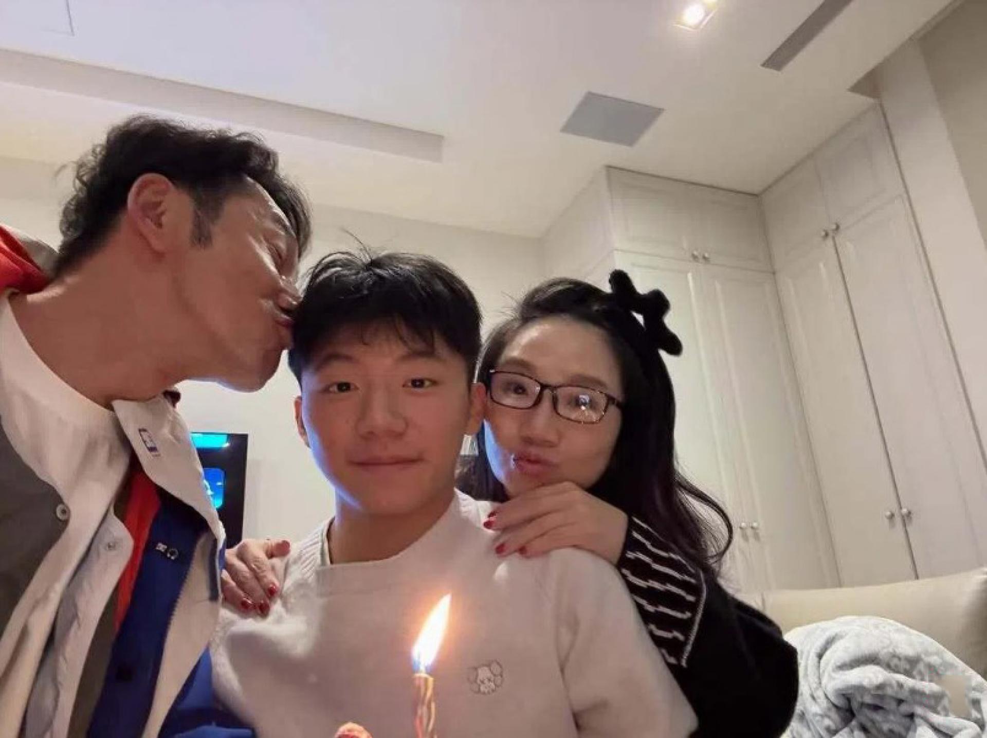 陶晶莹（右起）和儿子李悟近日一同接受杂志访问。