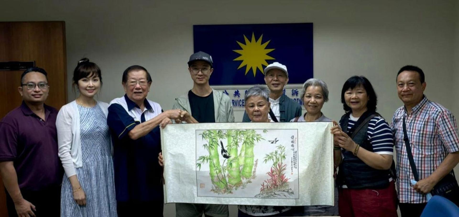 刘启英（右4）携家人感谢张天赐（左3） ，并送上一幅亲笔画作。右5为李玉蓉。