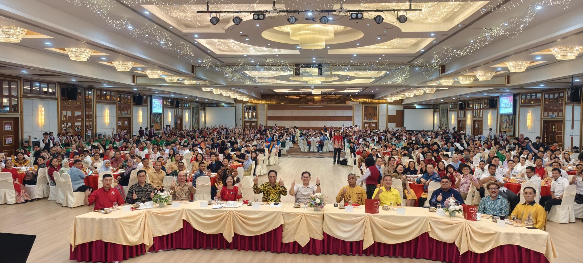 “2026年婆罗洲机器人国际锦标赛”闭幕仪式暨颁奖晚宴上嘉宾与全体出席者合影留念。