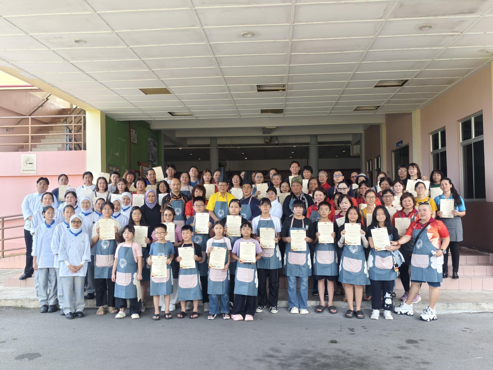 砂交通部长拿督斯里李景胜与嘉宾在烹饪课程活动上颁发证书予参与课程的学员大合照。