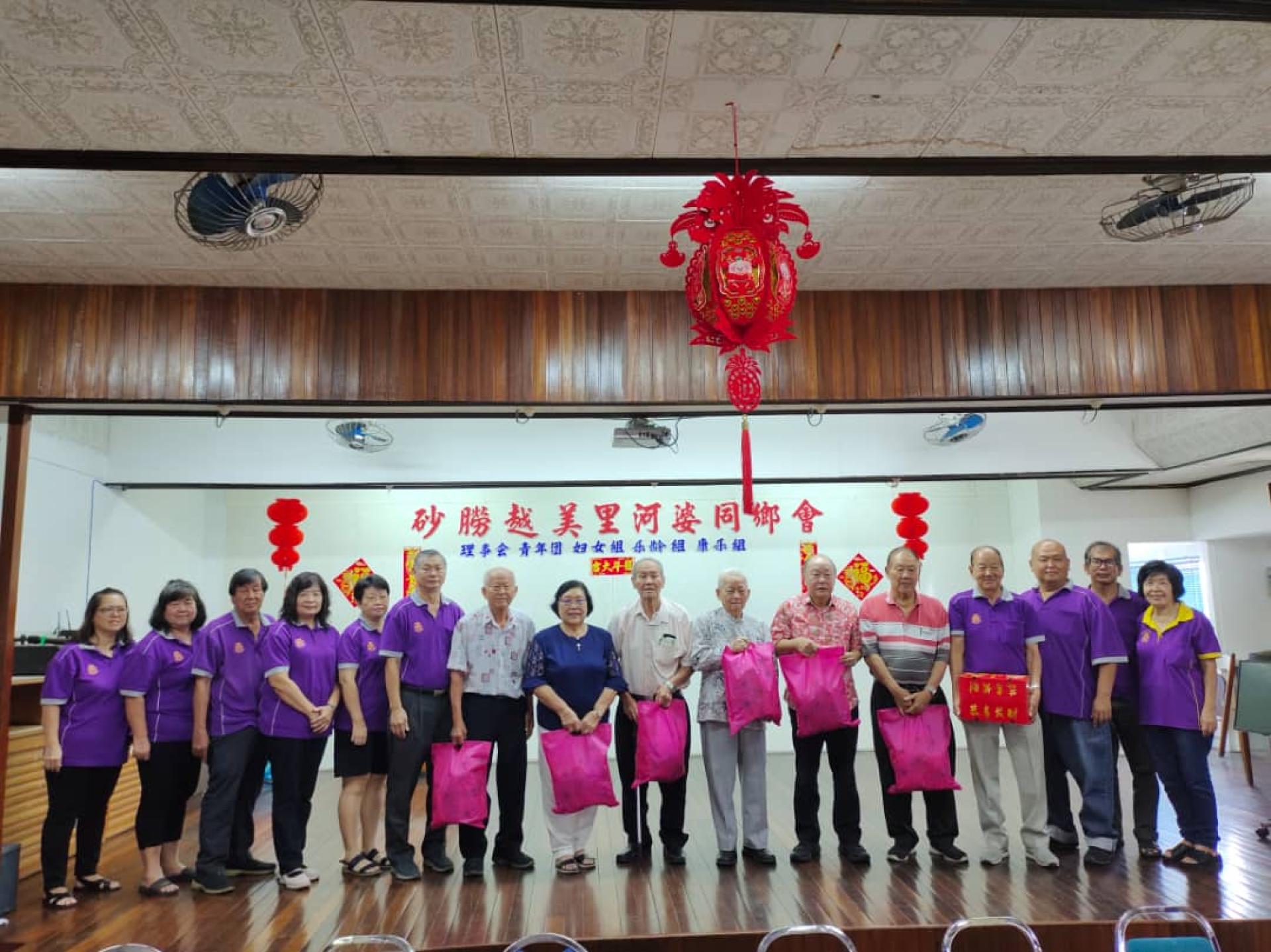 会长蔡传创（左6）与理事移交新年礼品给河婆元老张子标（左7起）、名誉会长杨绣莲、名誉  会长刘汉辉、名誉顾问蔡高船、名誉会长蔡明建，以及名誉会长李国胜合影。