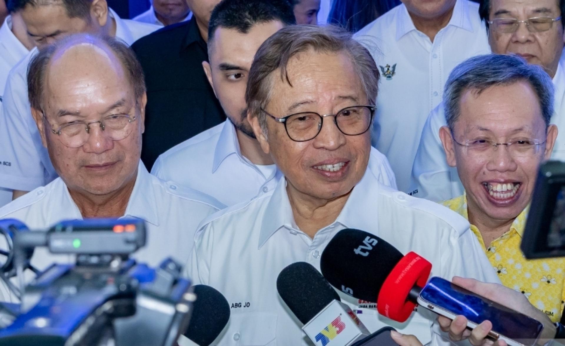 总理阿邦佐哈里接受媒体采访。