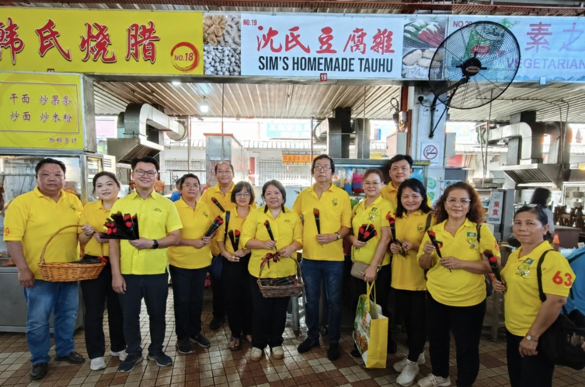 砂旅游部副部长兼砂人聯黨卑爾騷支部主席拿督陳超耀的全体服务团队合影。