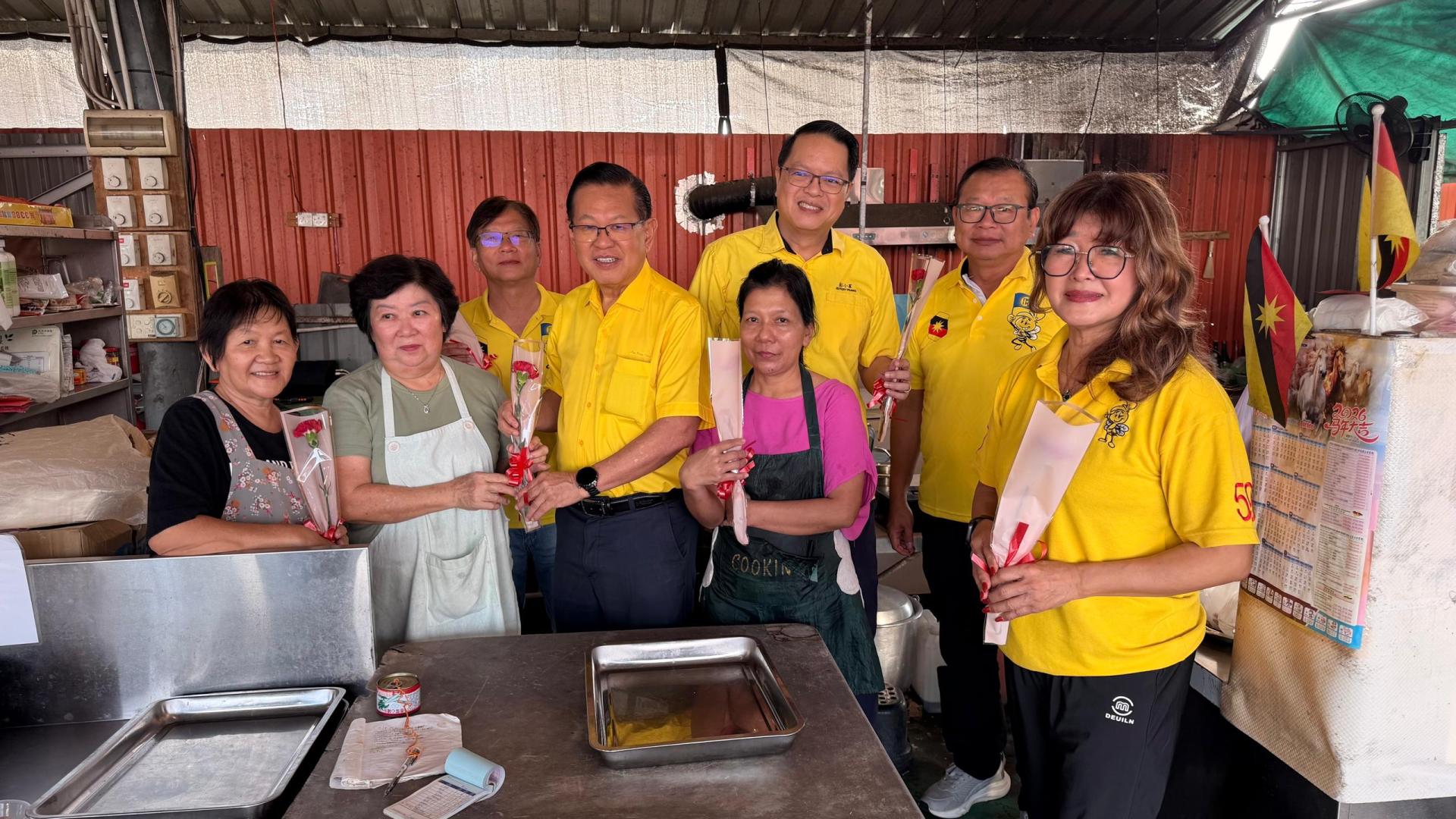 砂交通部部长兼砂人联党史纳汀支部主席拿督斯里李景胜（左3）分发花束予女性。