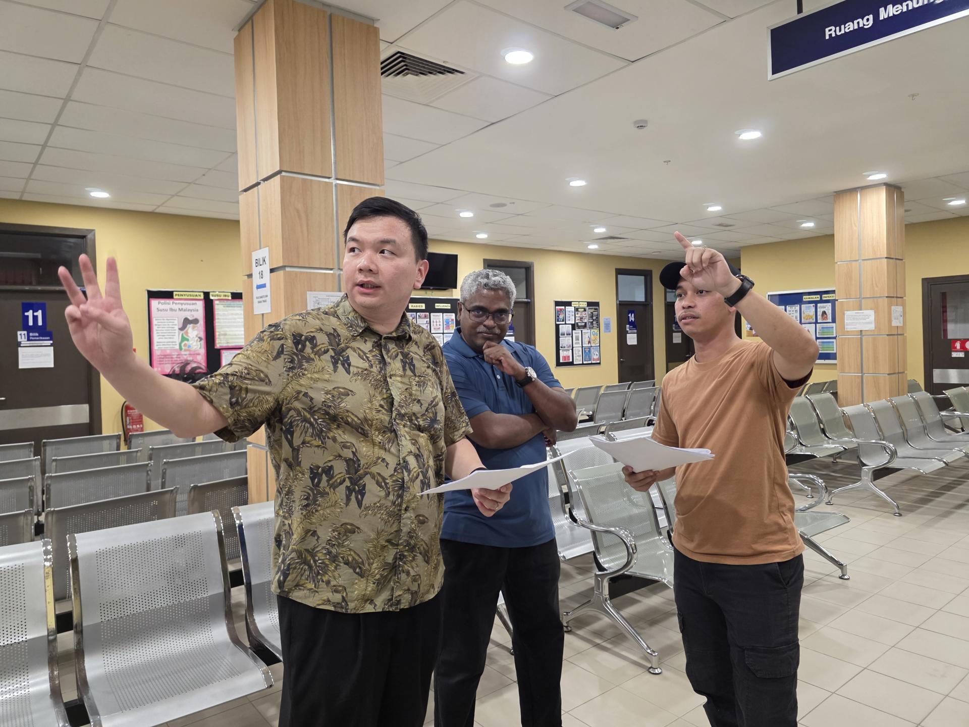 旅游、艺术及文化部副部长兼美里国会议员赵俊文（左）巡视美里城市诊所，了解冷气系统问题及改善方案进展。