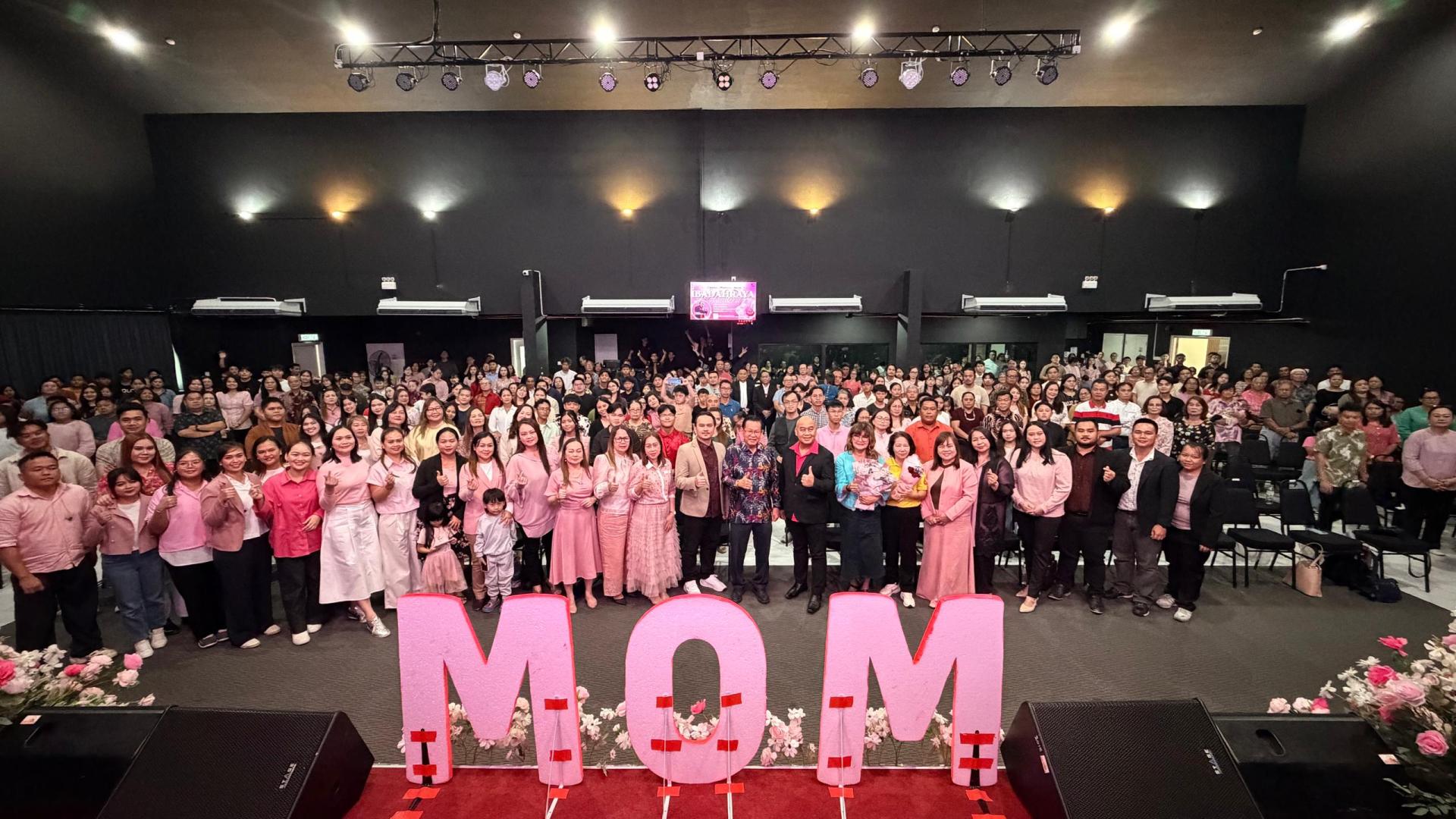 出席嘉宾与教会成员大合影，场面热闹。前排右10为砂交通部长拿督斯里李景胜。