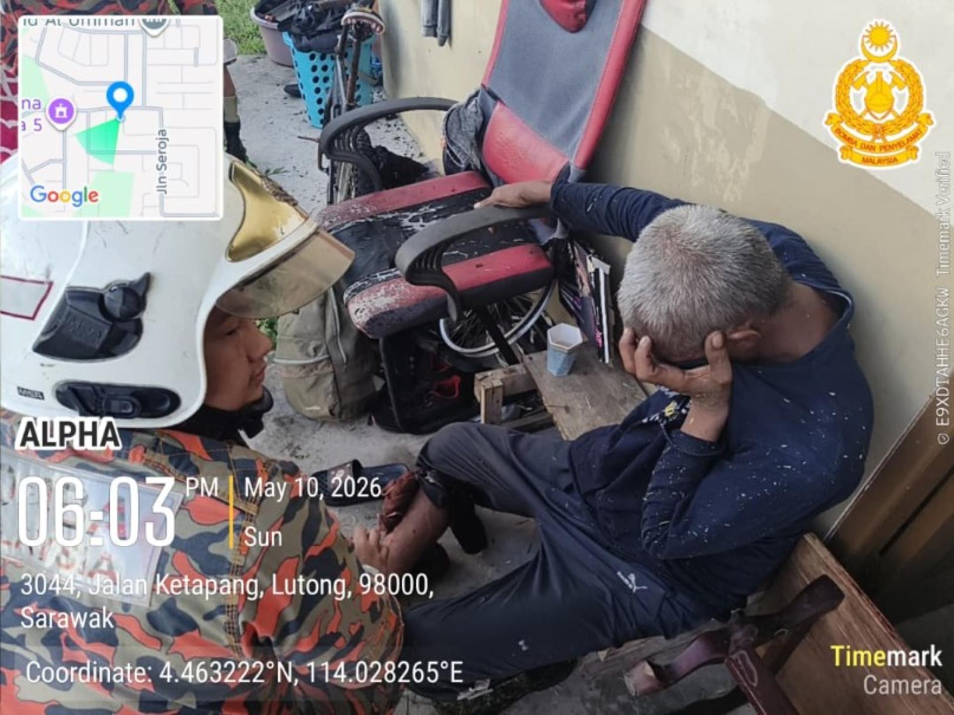 罗东消防队员为一名右腿被铁杆刺穿的男子进行初步急救处理。