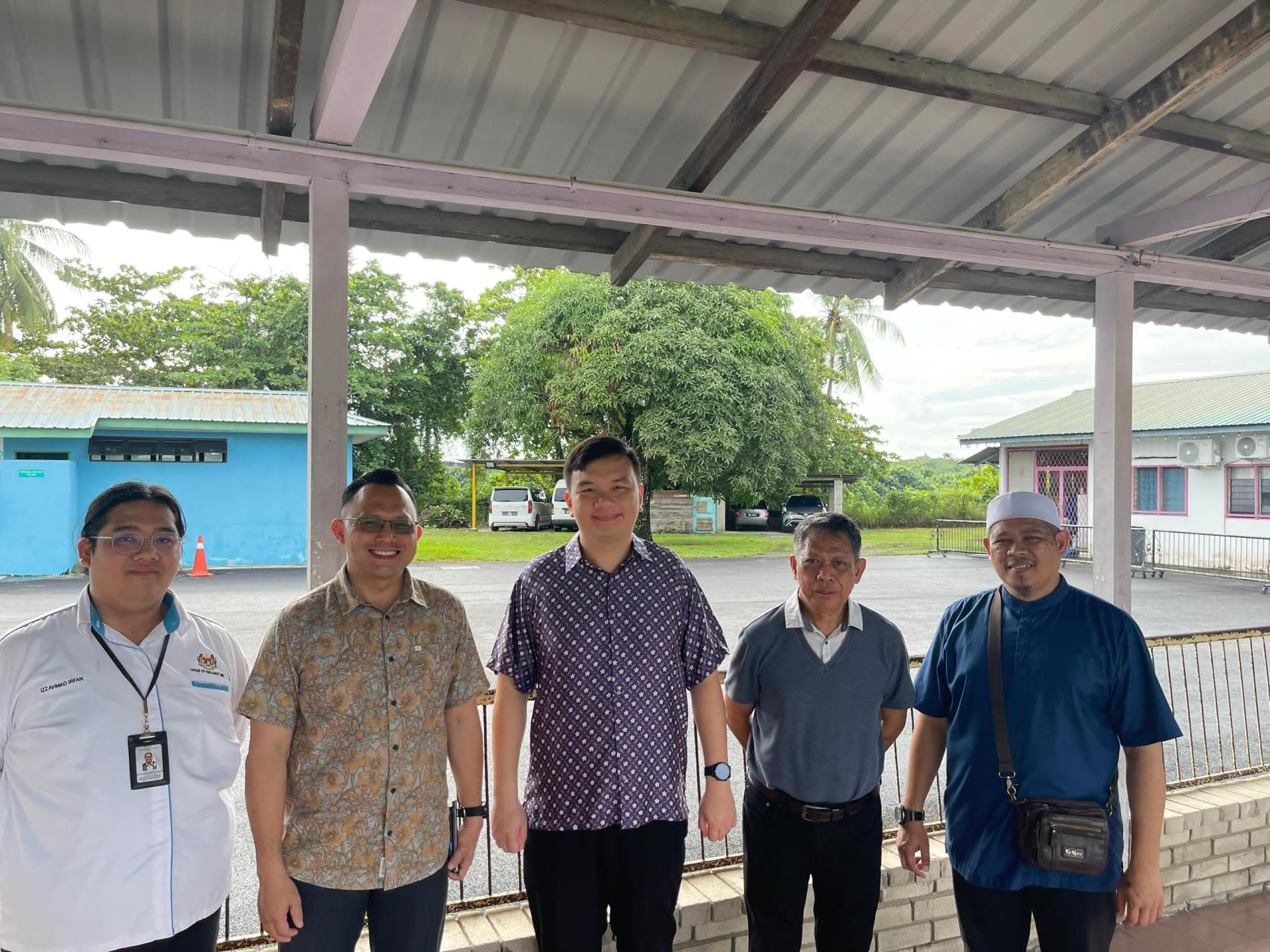 美里区国会议员赵俊文（中）前往罗东安纳伊清真寺，视察道路铺设项目完成情况。