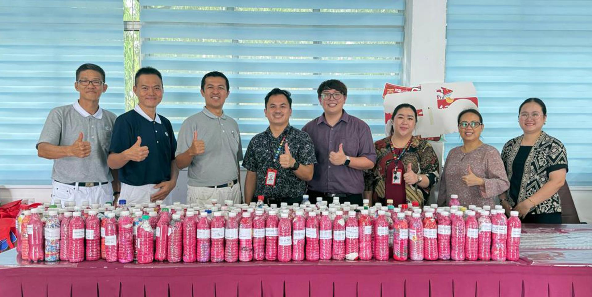 康亚雄联课副校长与教师移交生态砖时合影。