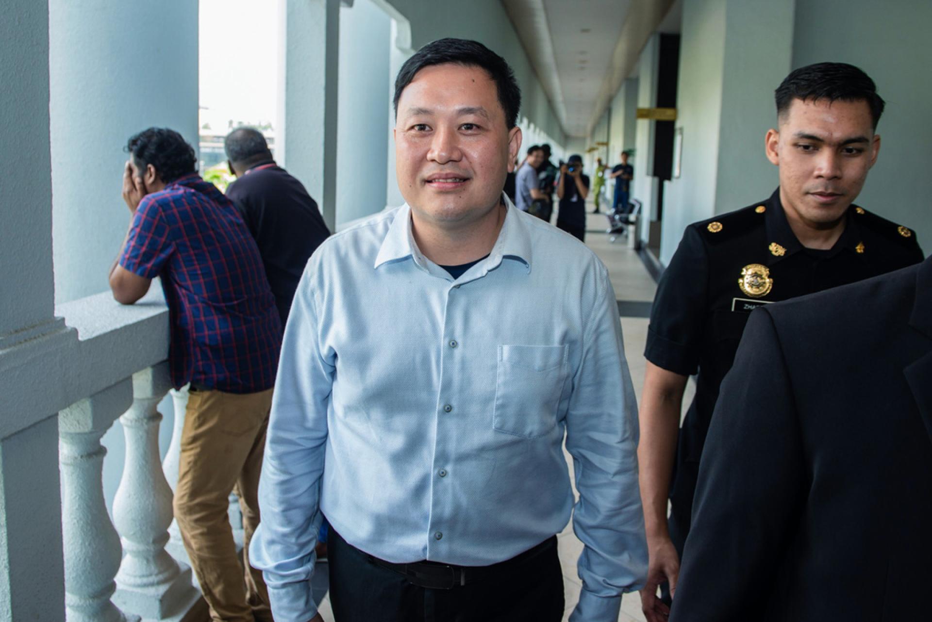 张庆益周一在地庭被控两项罪名，包括欺骗郭素沁及收受50万令吉贿赂。