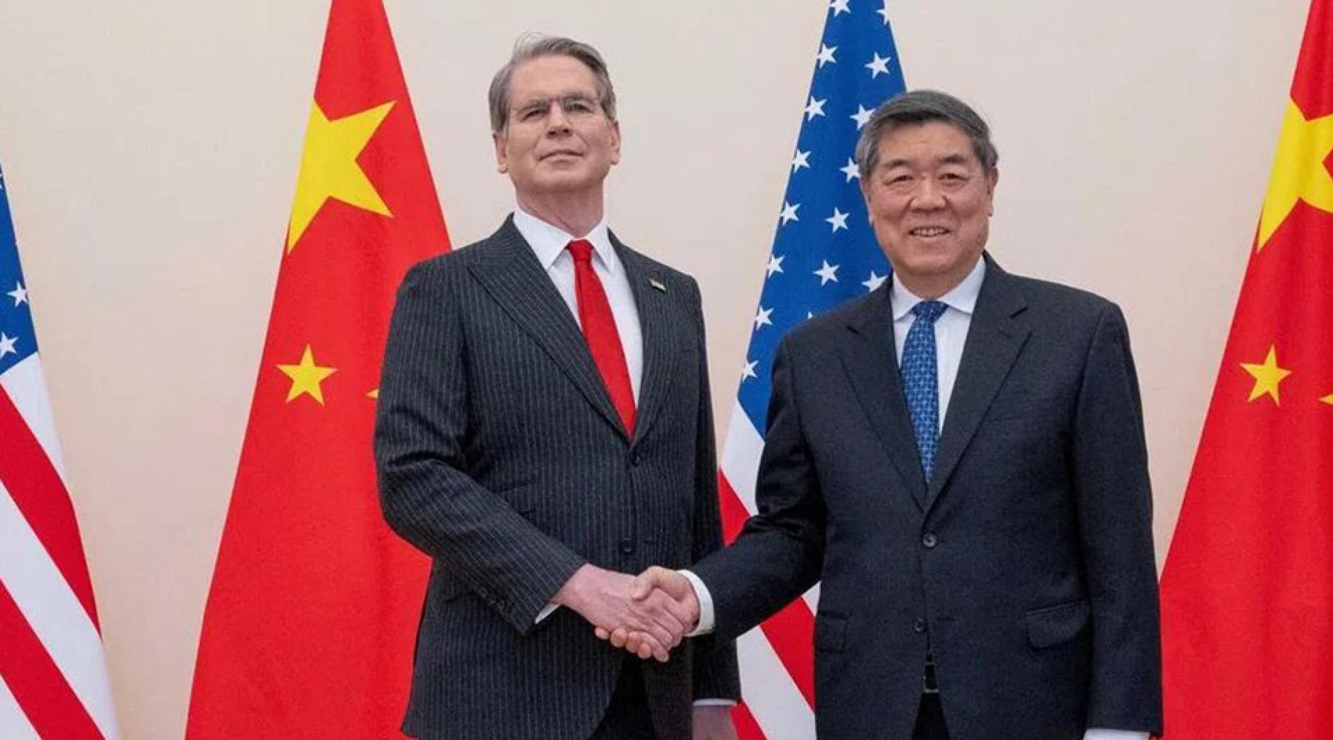 中国副总理何立峰（右）和美国财政部长贝森特今年3月16日在法国巴黎举行会晤。