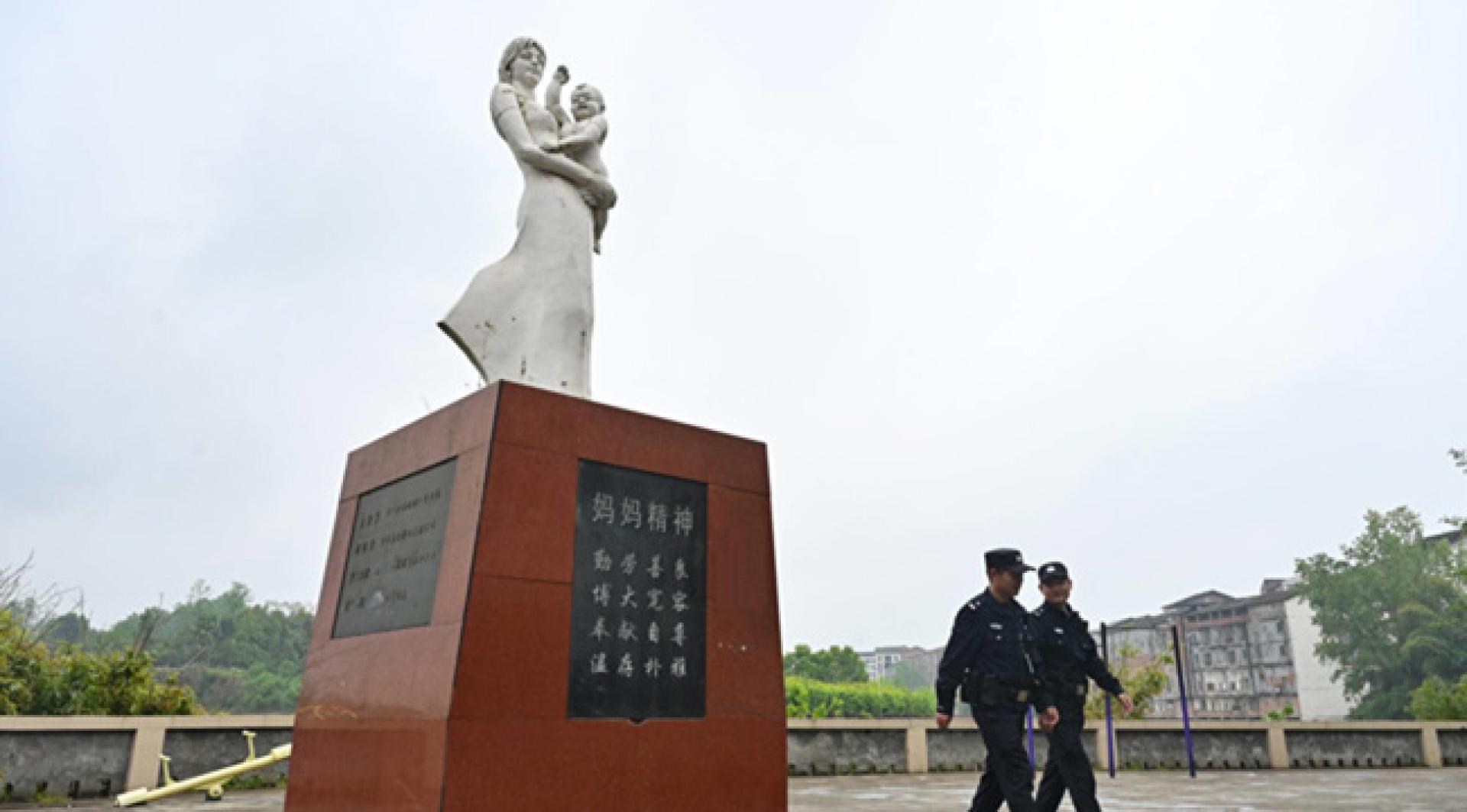 妈妈广场雕塑用16字概括“妈妈精神”。
