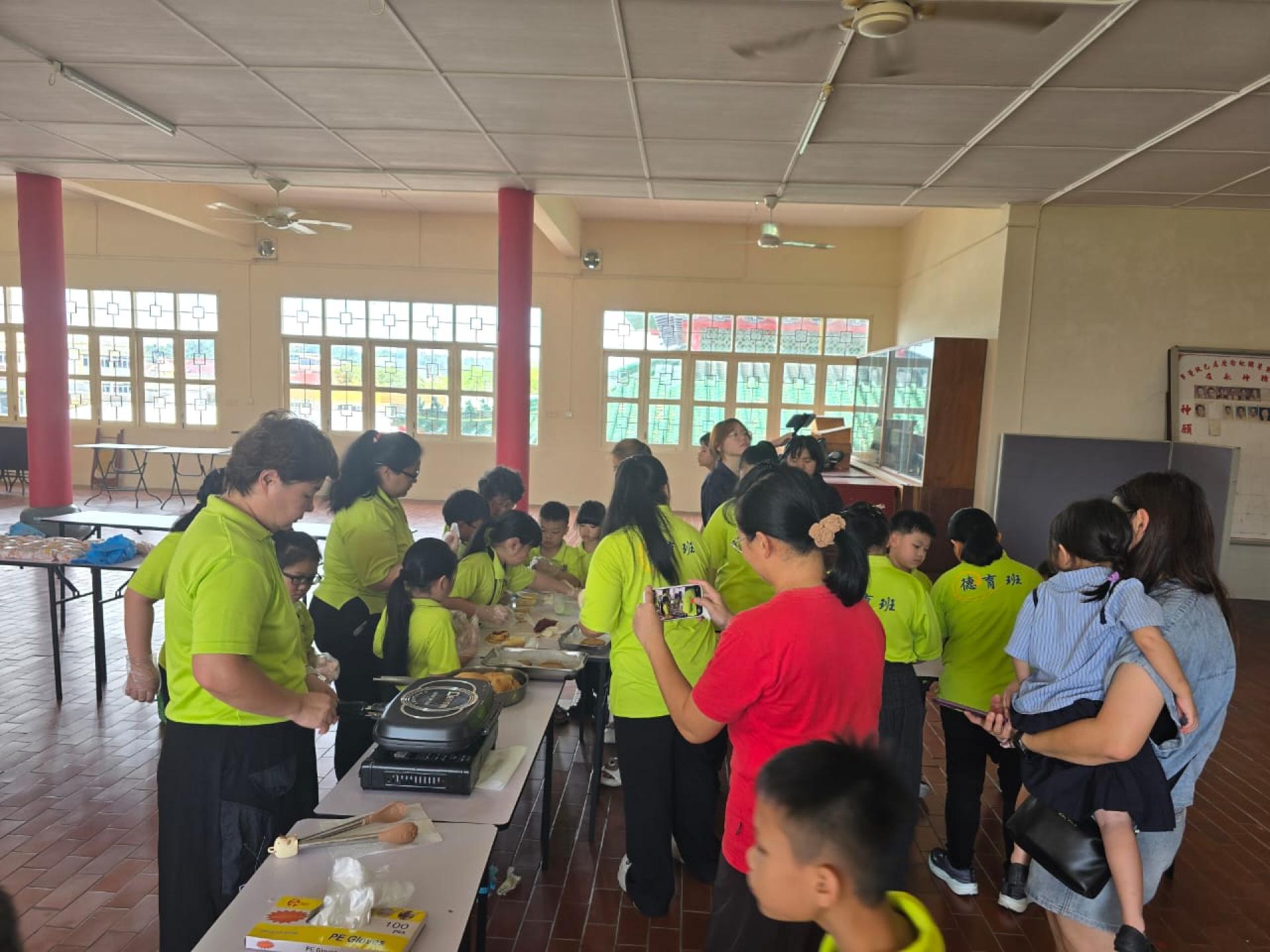 紫星阁德育班志工老师与大班学员全程从旁指导与协助，确保制作过程顺利进行。