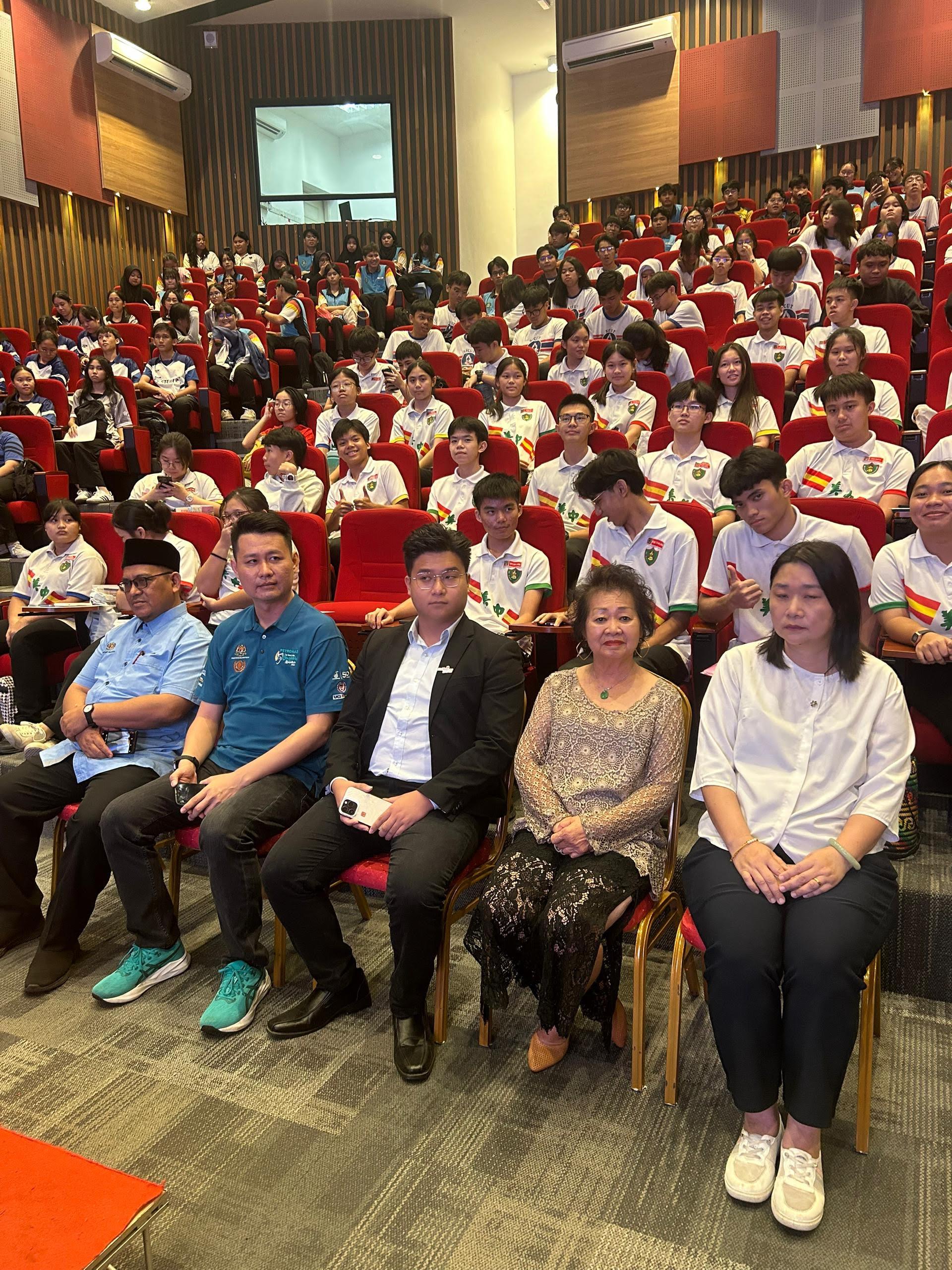 前排左起为雅斯敏老师、筹备会主席林思健、国会议员赵俊文代表邹梓健、林芳仙和培民中学校长贝美娇。