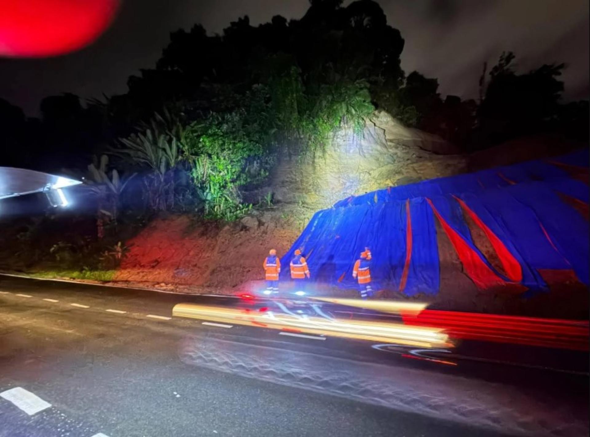 林梦民防部队人员在当地一处洪水及山体滑坡风险区域进行监测与检查工作。