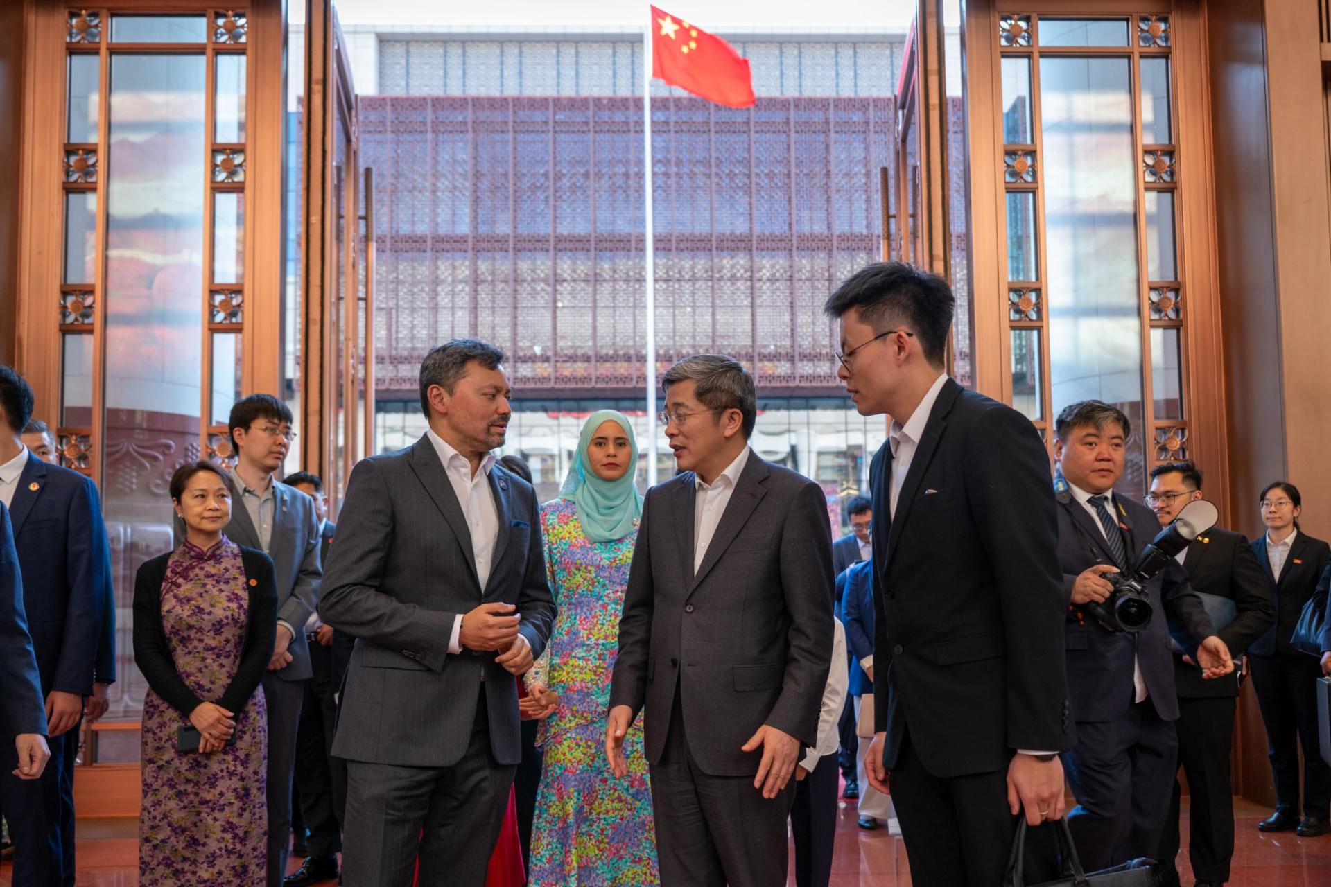 中国人民抗日战争纪念馆馆长李宗远与皇太子交谈