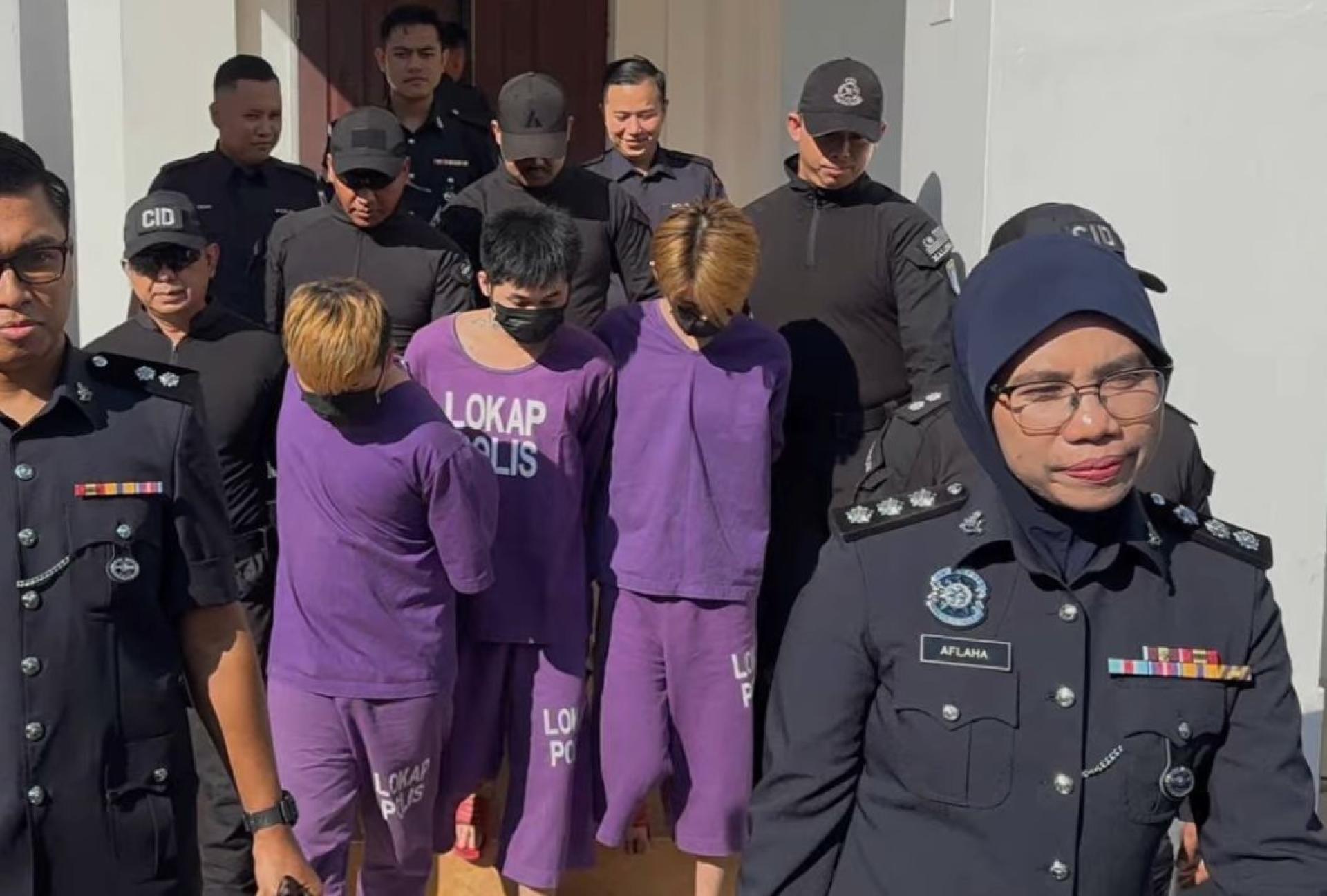 3名被告（次排左2、3、4）被控谋杀罪；3名被告（次排左2、3、4）被控谋杀。