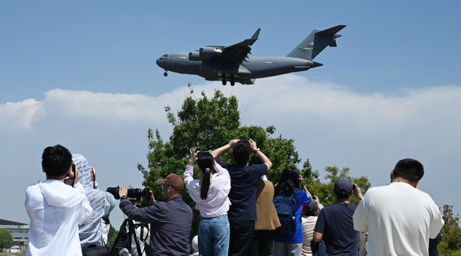 一架美国空军C-17运输机周一飞抵北京首都国际机场，为美国总统特朗普访华做准备。