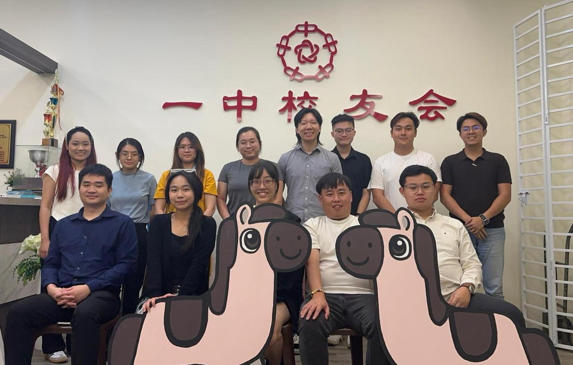 第29届《我长大了》小六欢乐营筹委。左前为李焕能，蔡芷怡，锺汶璇，官利权，林政炫。而后左起为杨谦慧，许艳柔，吴珞瑄，刘俐婷，黄暐程，容稳良，黄首豪，杨谦皓。