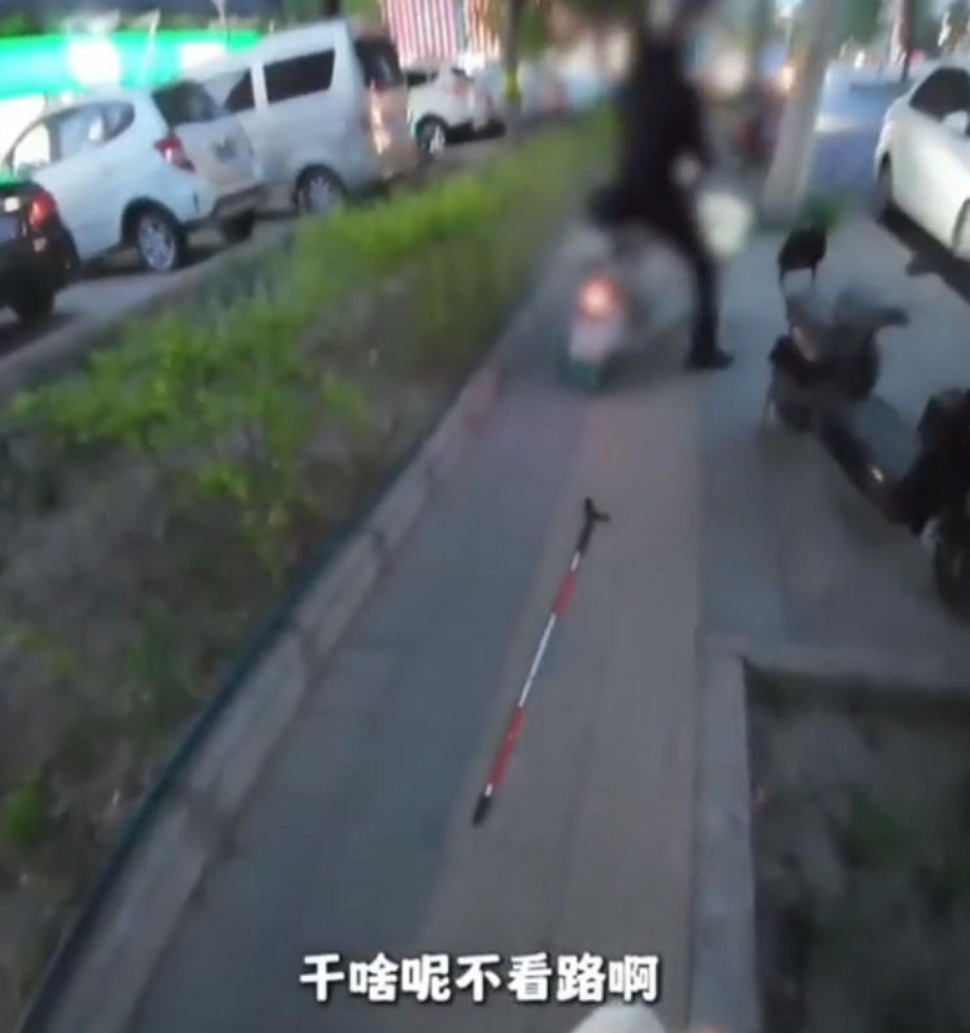 视障女子走导盲砖遭电动车撞倒。