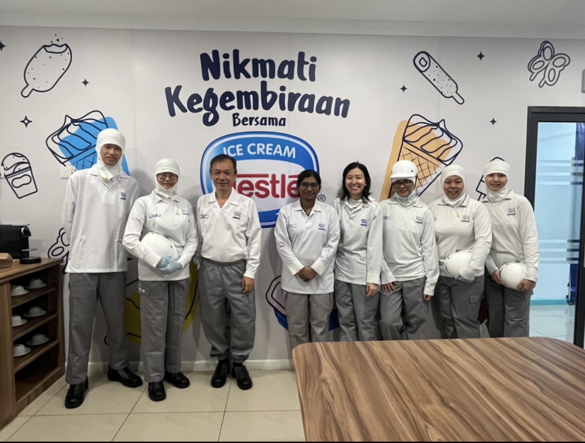 学生参与工业实地考察,参观Nestlé Manufacturing (Malaysia) Sdn Bhd,了解其可持续发展实 践、环保生产流程,以及大型食品制造商如何落实环保运营。