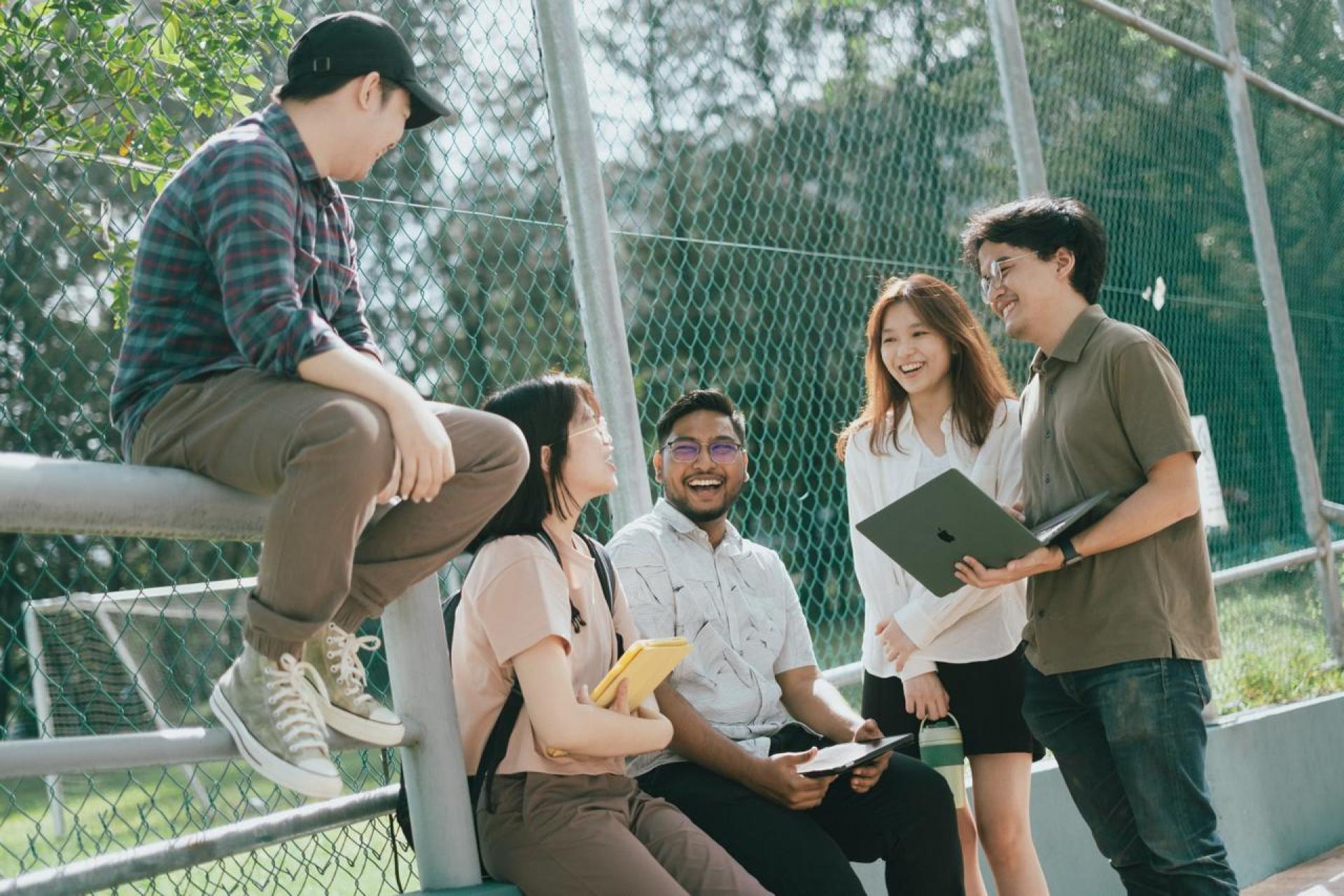 在万达大学学院，学生在学习过程中逐步建立自信，并积极探索自己的未来发展方向