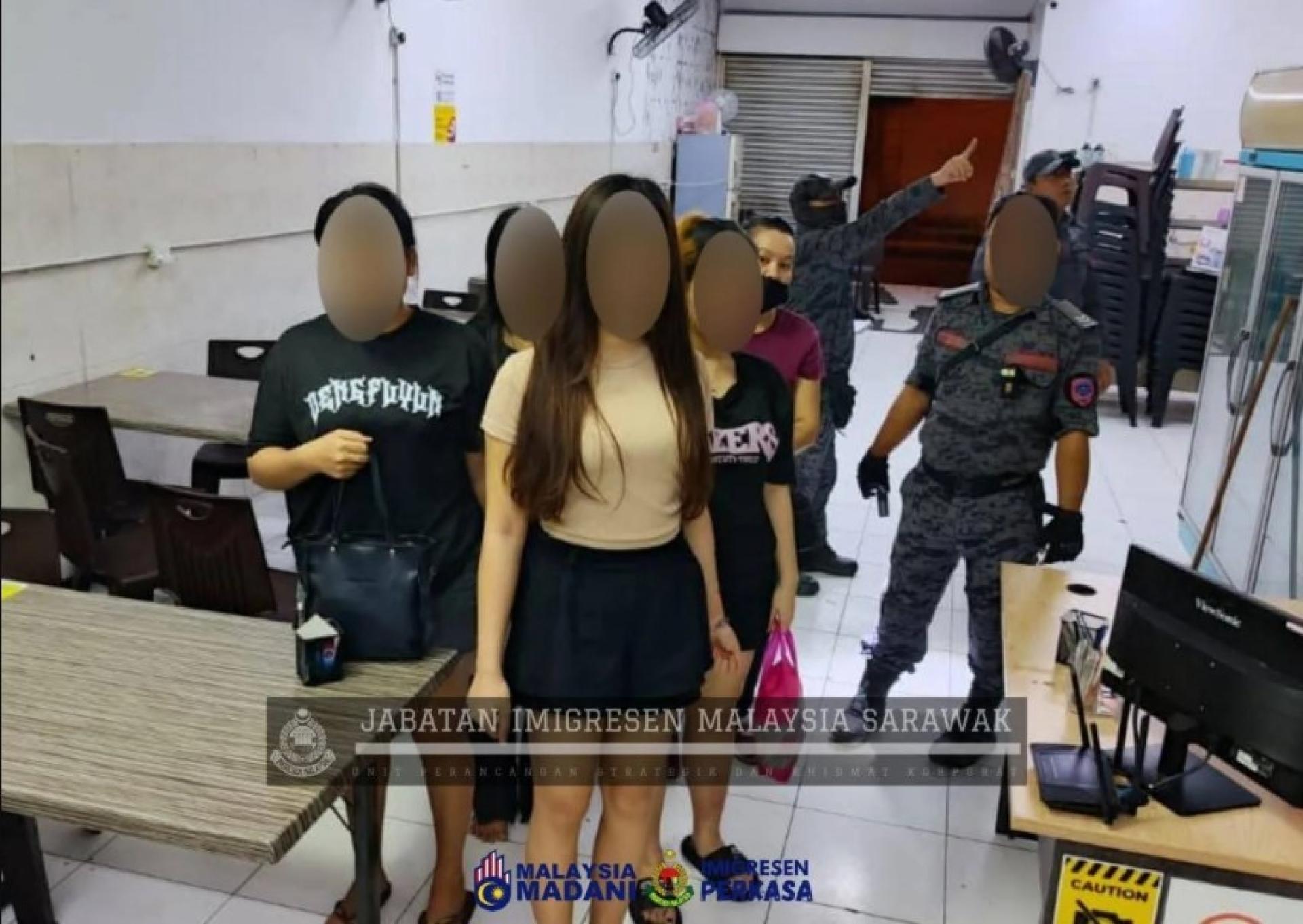 被扣查的外籍人士被带走调查。