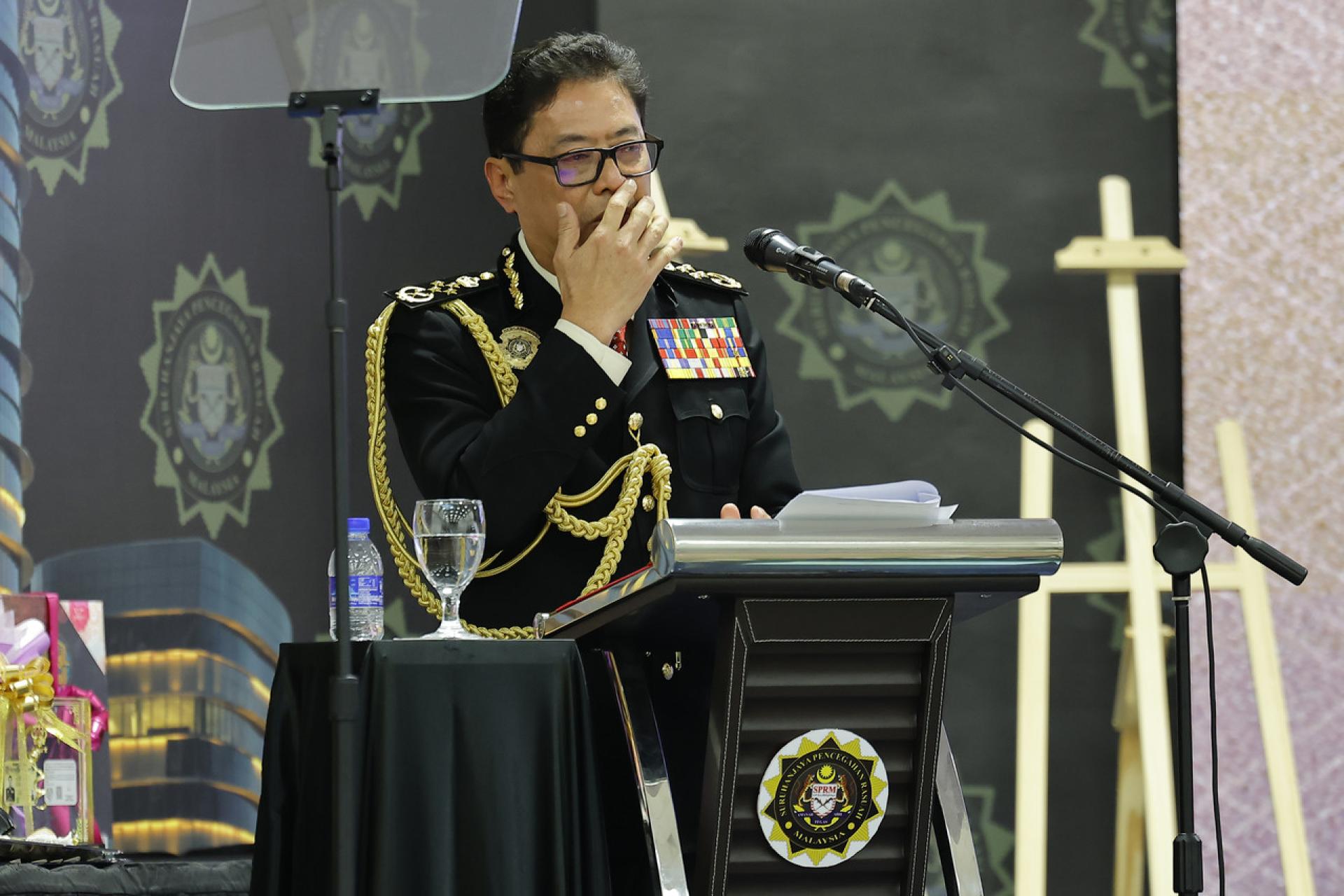 阿占巴基谈及自己与家人在任内承受的种种压力时，一度忍不住哽咽落泪。