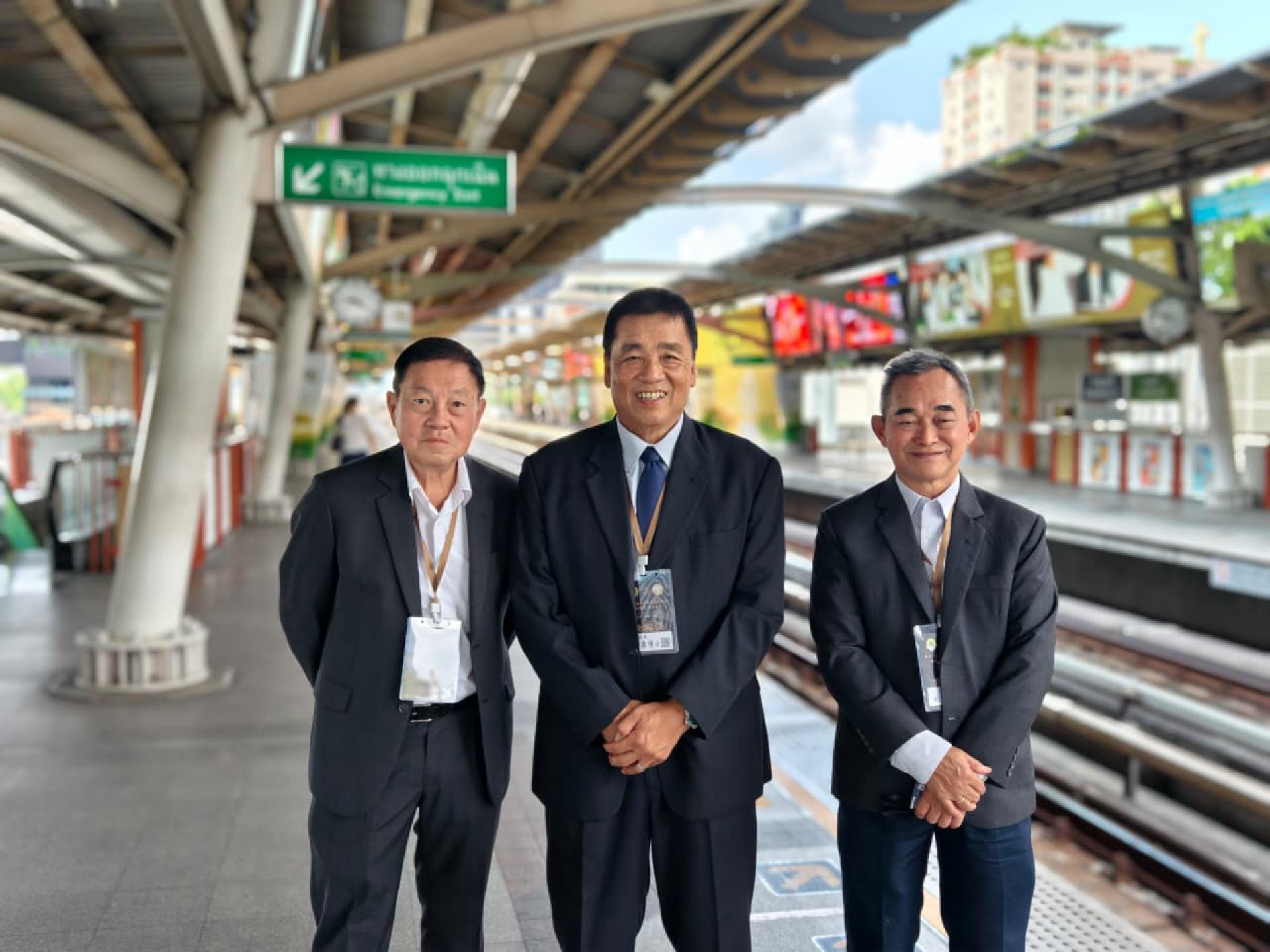 刘再生、刘世泉博士、刘坤彰合摄于曼谷地铁站。