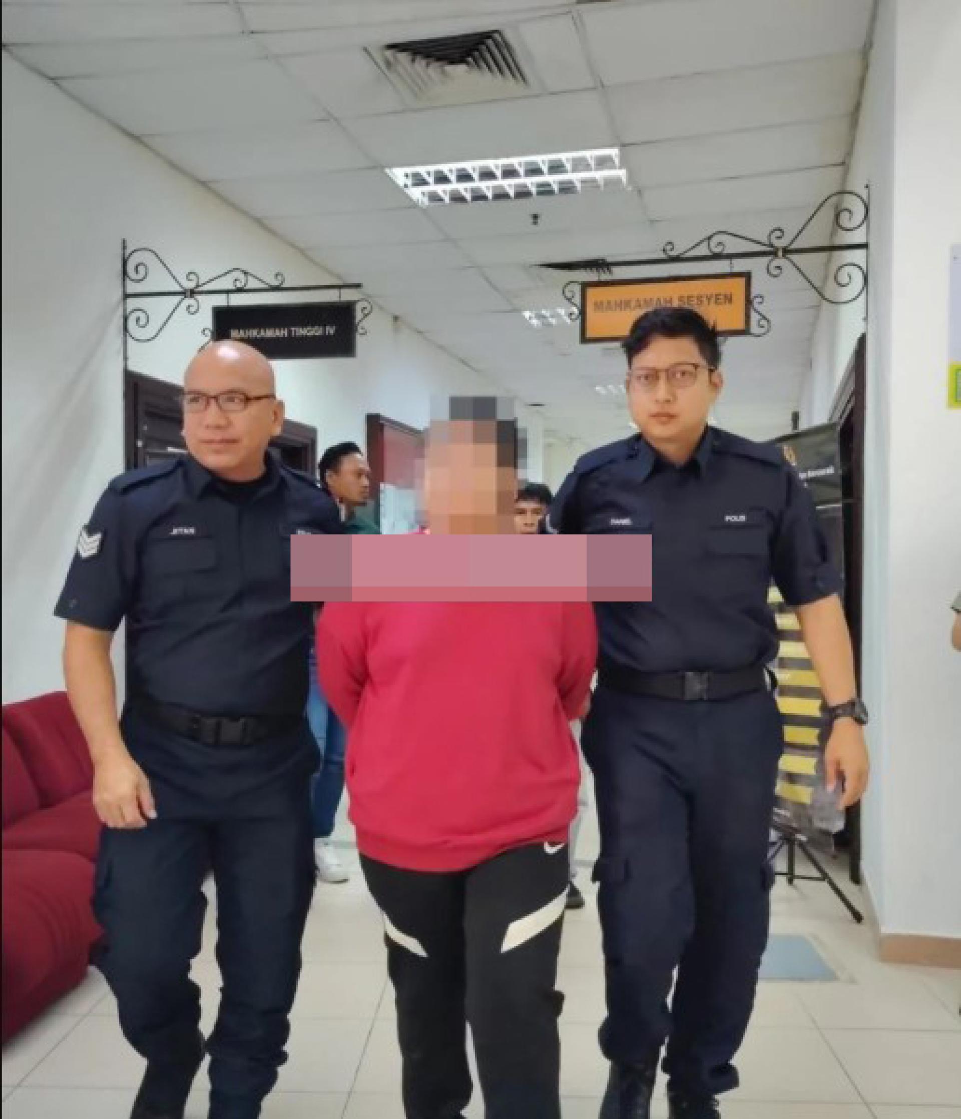 被告（身穿红衣）在警察陪同下离开地方法庭第三庭。