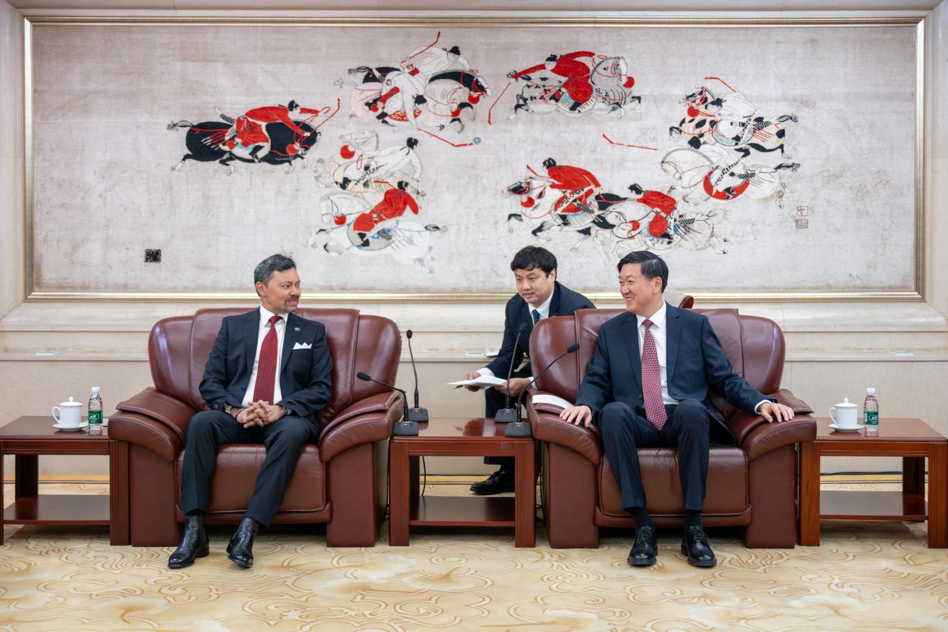 皇太子与国家体育总局党组书记、局长高志丹交谈