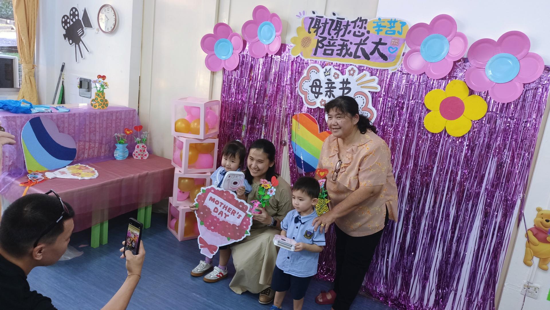 图为汶中幼儿园家长与孩子在活动中合影。