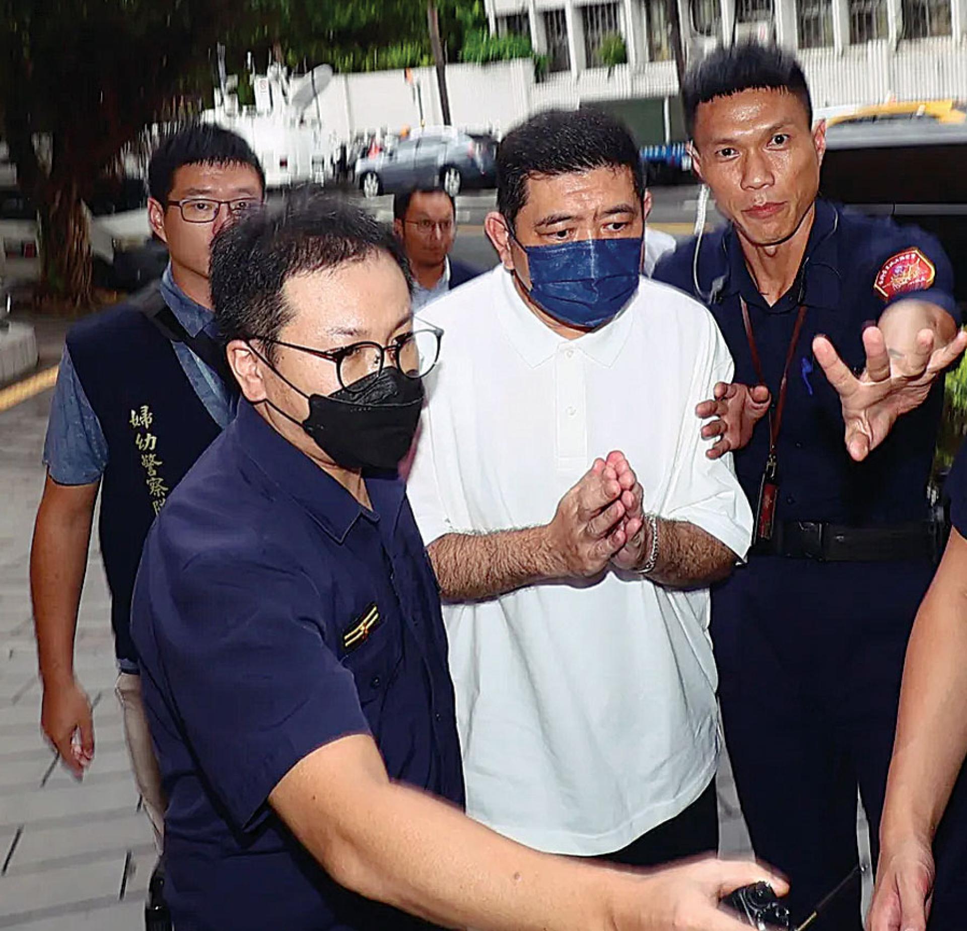 NONO（白衣者）被控分别性侵、猥亵2女，13日一审宣判。