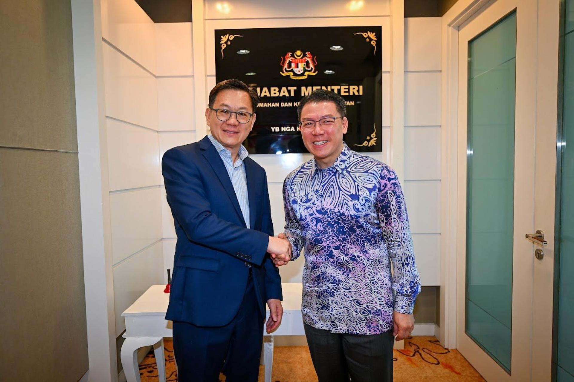 倪可敏（右起）于部长办公室，接见叶翃瑚；倪可敏也宣布捐助2万令吉予吉兰丹中华独中。