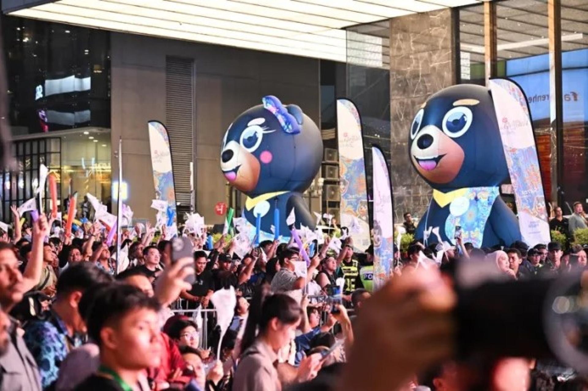 2026马来西亚旅游年吉祥物“威拉与曼加”于吉隆坡Pavilion举行倒数活动亮相。