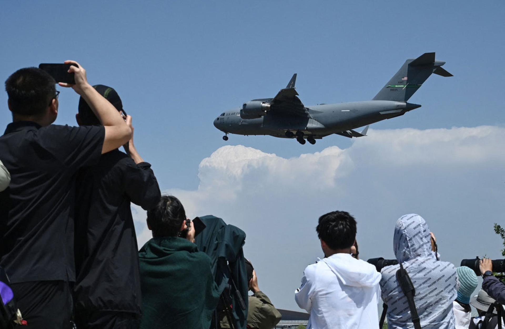 中国人围观美国空军C-17A环球霸王III运输机。
